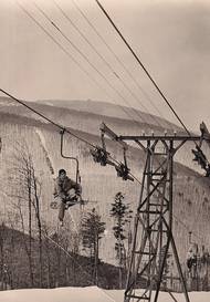 Historická pohlednice zachycující lanovku na Pustevny