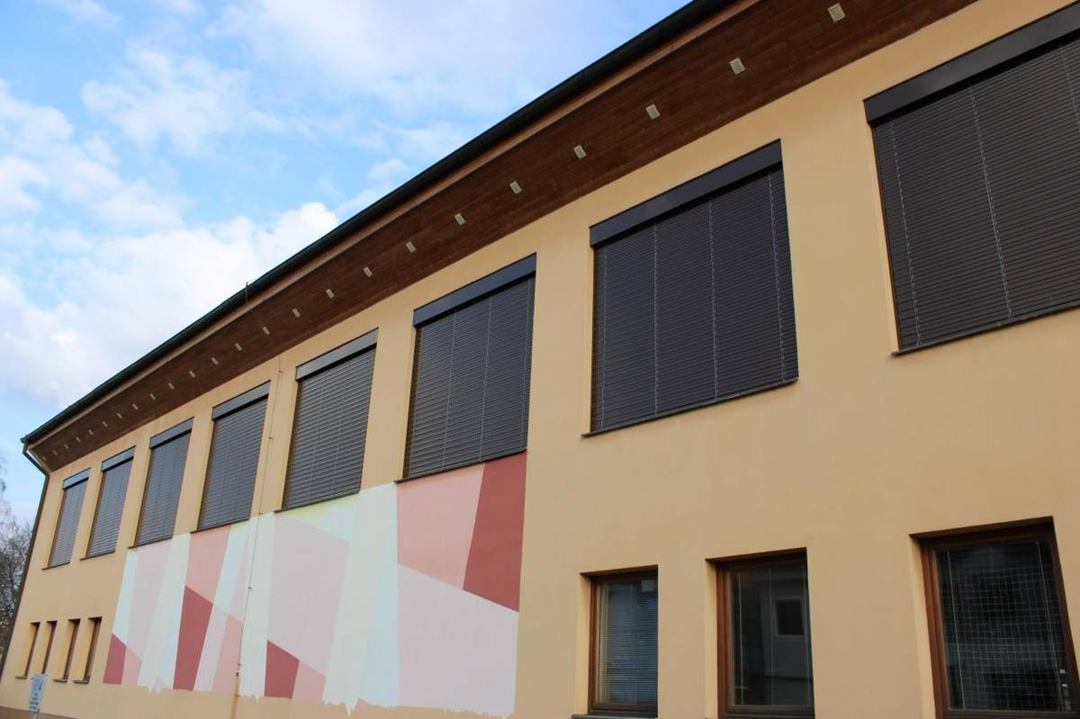 V uplynulých dnech došlo k instalaci nového elektrického zastínění oken venkovními žaluziemi na tělocvičně u naší základní školy. Toto opatření přispěje ke zlepšení podmínek pro sportovní aktivity žáků i dalších uživatelů tělocvičny.