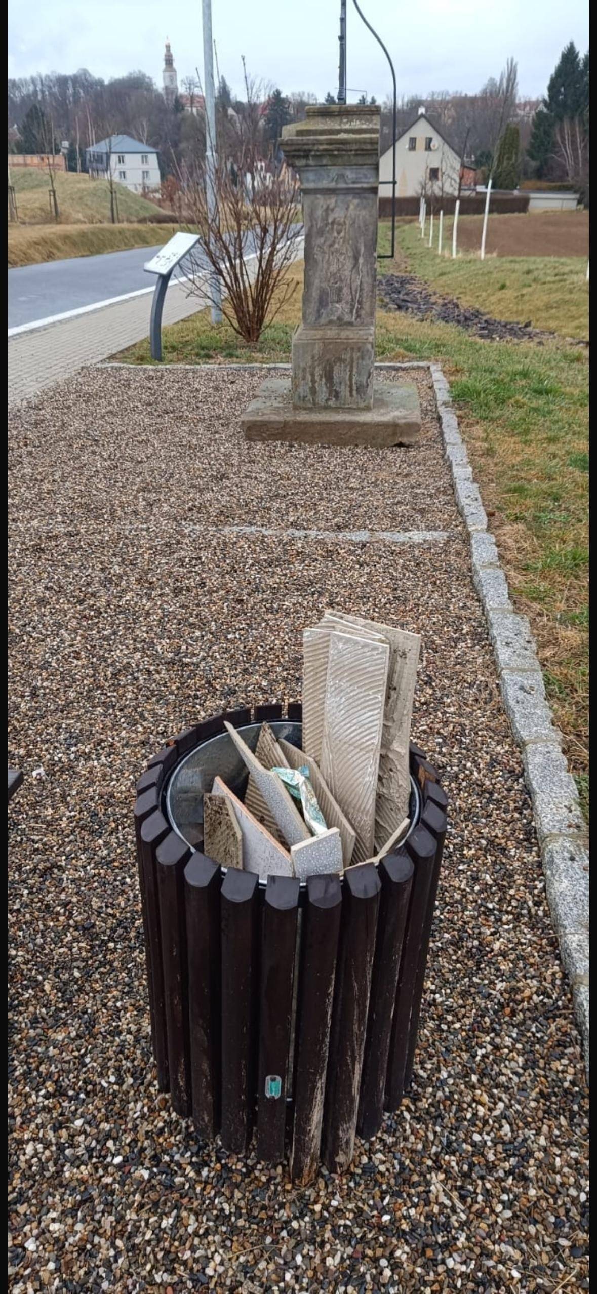 V Oldřichově na Hranicích si někdo dal opravdu velkou „práci“ a rozvozil dlažbu po odpadkových koších. Možná si této události někdo z vás všiml nebo viděl osobu, která to má na svědomí. Pokud máte jakoukoli informaci, prosíme, dejte vědět na Městský úřad Hrádek nad Nisou +420 482 411 460 nebo na Městskou policii Hrádek nad Nisou +420 602 345 966. Děkujeme všem, kteří pomáhají udržovat pořádek ve městě. 👍