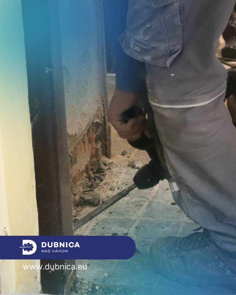 V týchto dňoch mesto pristúpilo k rekonštrukcii toaliet a spŕch v priestoroch starej tribúny v rámci mestského športového areálu. Stavebné práce prebiehajú aj v Centre neziskových organizácií, kde sa taktiež obnovujú priestory toaliet.