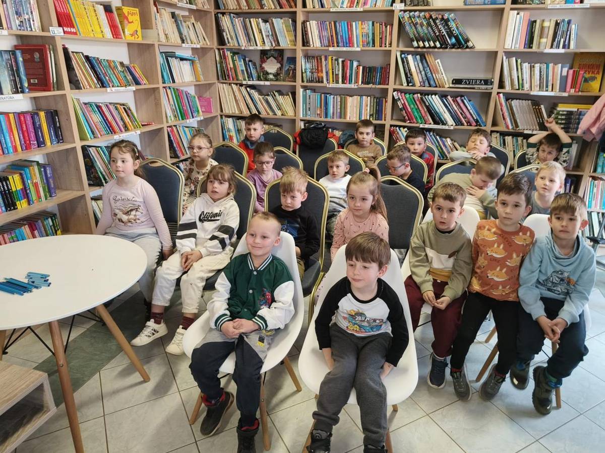 V utorok 10. marca navštívili našu obecnú knižnicu deti z triedy Motýliky z materskej školy.   Pre deti bol pripravený zaujímavý program na tému Kolobeh vody, ktorý im hravou a zrozumiteľnou formou priblížil význam vody pre život na Zemi.