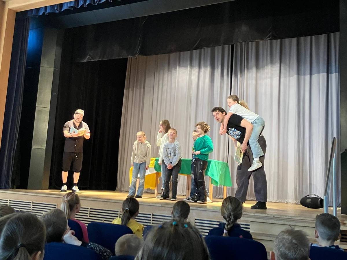 Měsíc březen bývá také nazýván „měsícem knihy“, proto Spolek rodičů dětí Zelená Boskovice ve spolupráci s základní školou, nám. 9. května, oslovil herce pana Lukáše Hejlíka a jeho úspěšný projekt Listování. Akce se konala v prostorách Zámeckého skleníku v Boskovicích.