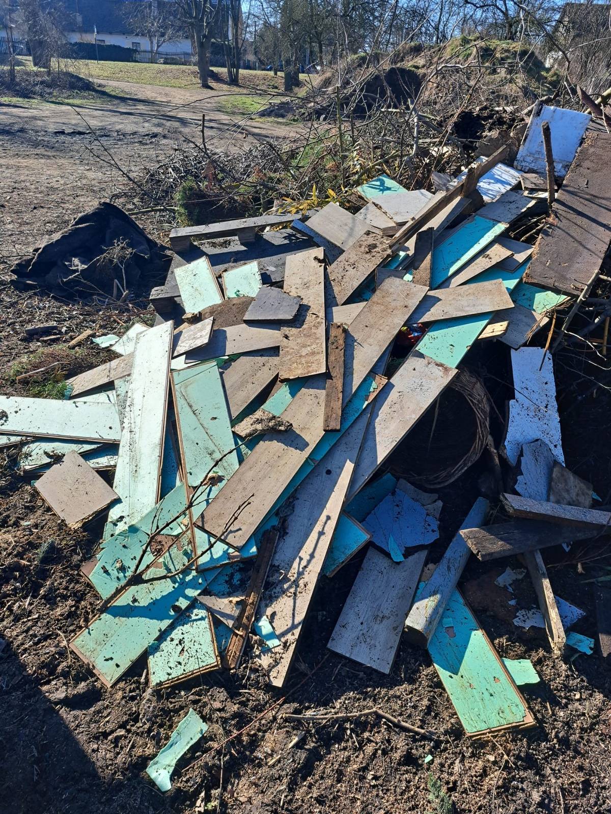 Na místě pro ukládání větví ze stromů se objevila černá skládka!!! Upozorňujeme, že tímto jednáním se pachatel dopouští přestupku dle zákona o odpadech. Plovoucí podlaha mezi větve ze stromů opravdu nepatří! Na příští sobotu je objednán svoz objemného odpadu, jednání pachatele je tak obzvlášť nepochopitelné. Vážení spoluobčané, pokud jste si všimli, že někdo ve Vašem okolí prováděl rekonstrukci podlah, prosím upozorněte jej, že založení černé skládky je protiprávní. Je nezbytné, aby černou skládku odstranil a odpad vyhodil příští sobotu do příslušného kontejneru. Mezi větve nepatří ani tráva, listí, apod. Na tyto komodity slouží trvale umístěný kontejner na louce za rybníkem! Děkujeme za správné ukládání Vašich odpadů.