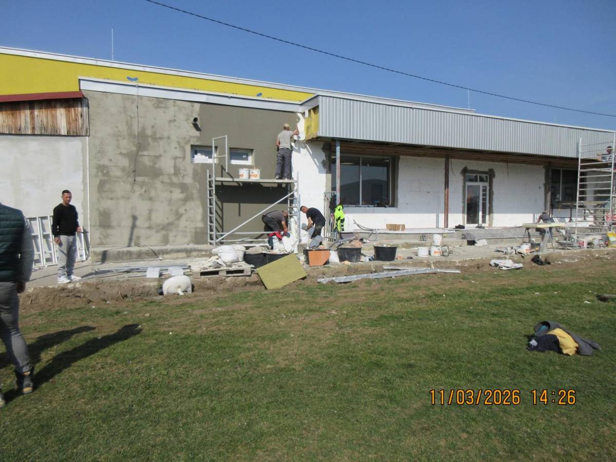 Záverečná fáza prác pri dokončovaní rekonštrukcie obecnej športovej haly