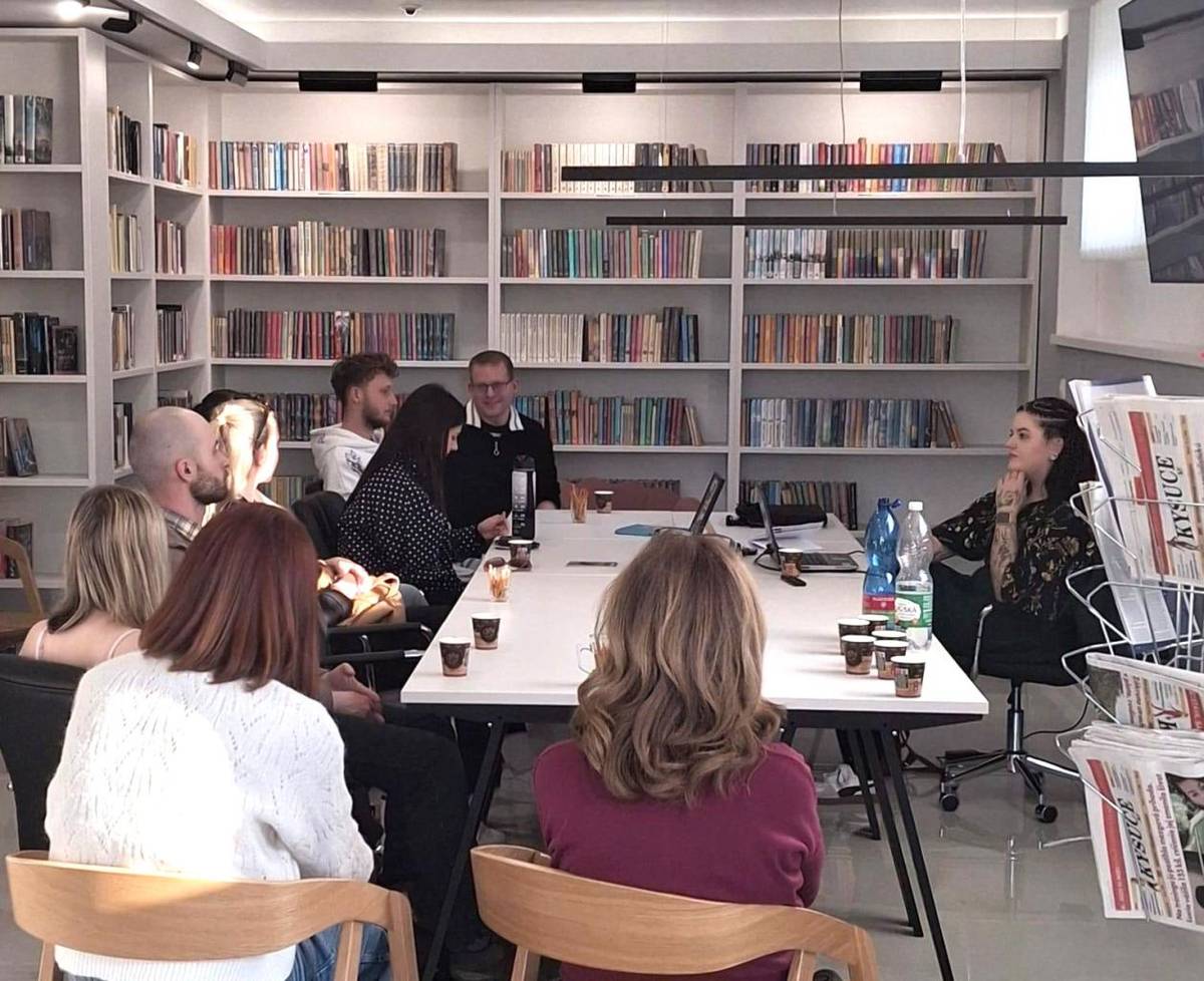 Dva jazyky – jeden príbeh. 11. 3. 2026 sme na zaujímavej prednáške Mgr. Dominiky Bugáňovej nahliadli do zákulisia literárneho prekladu.