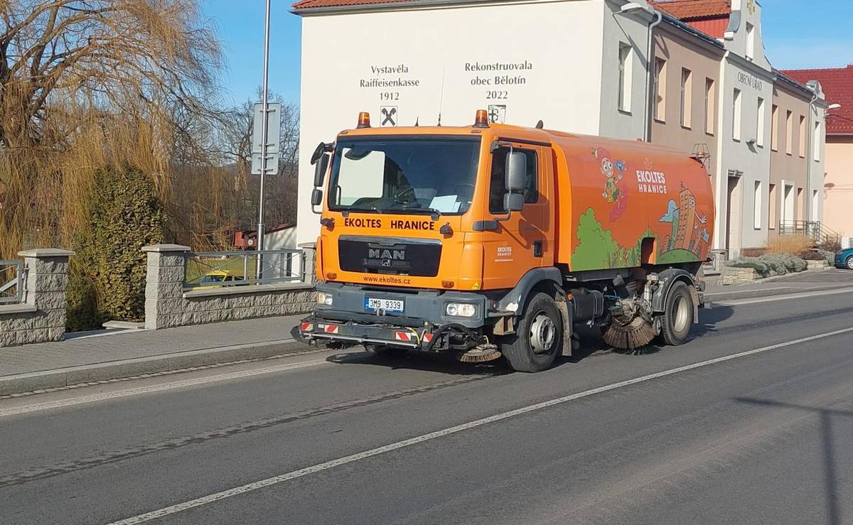 S jarní prašnosti je vždy problém.  Již řadu let naše obec nečeká až jarní úklid provede správce komunikace (obcí je hodně, zametacích vozů na celý region několik) a zajišťuje si úklid sama.