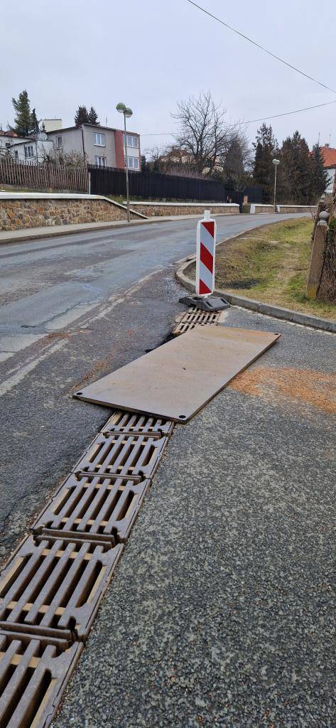 Omezení dopravy:   Vážení občané a řidiči,  upozorňujeme vás na dočasné omezení dopravního provozu v našem městě.