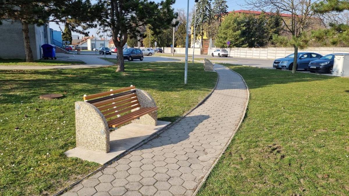 Pri Dome kultúry sme opätovne osadili nové lavičky, ktoré budú obyvateľom a návštevníkom slúžiť na oddych a krátke posedenie počas jarných a teplejších dní.