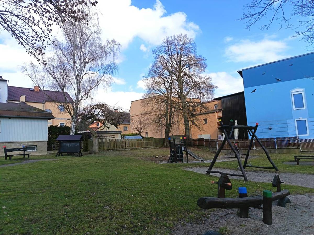 Po zimní přestávce, pravidelné kontrole a údržbě bude v pátek 13. března 2026 otevřeno dětské hřiště v ul. U Radnice.    Těšíme se na vás.            MÚ Hrob, odbor MH