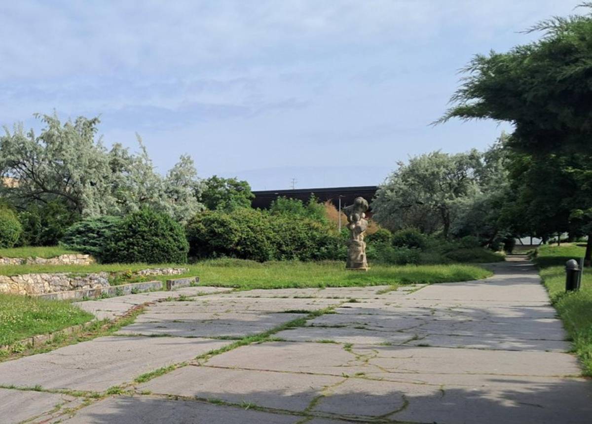 Úpravou zeleně, tedy prořezávkami i odstraněním některých dřevin či křovin, začne v nejbližších dnech revitalizace Havlíčkova náměstí. Práce zajistí pracovníci Technické správy města Žatce.