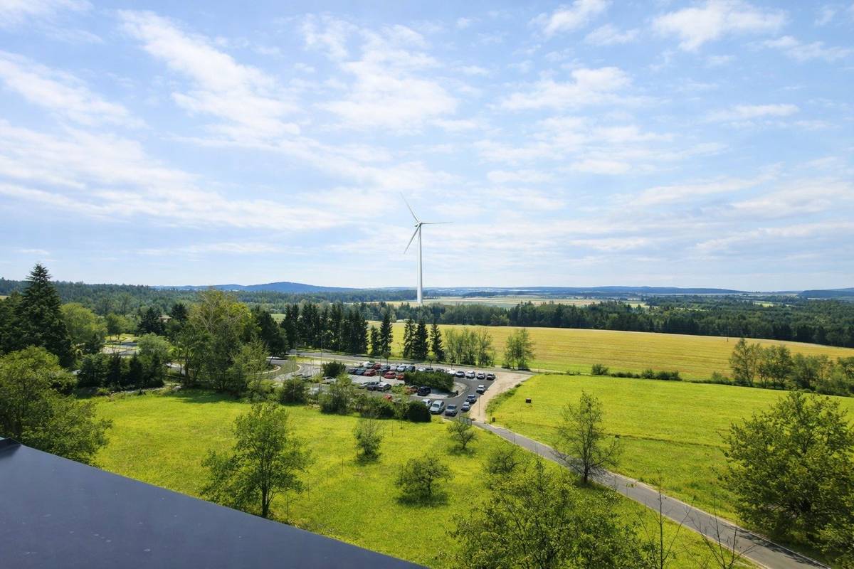 Informace pro občany – plánovaná výstavba větrných elektráren V okolí Vlašimi, Rataj u Vlašimi, Řimovic a Trhového Štěpánova je připravován projekt výstavby větrných elektráren s výškou přes 200 metrů s názvem „Zelená koncepce Kosina“. Záměr je nyní posuzován v řízení o vlivech na životní prostředí (EIA), které vede Krajský úřad Středočeského kraje. V této fázi řízení může každý občan podat své vyjádření k plánovanému záměru. Všechna doručená vyjádření musí být podle zákona vyhodnocena a vypořádána v závěrečném stanovisku EIA. Vyjádření může podat každý občan – stačí doplnit jméno, adresu a dokument odeslat e-mailem nebo poštou. Termín pro zaslání vyjádření je do 18. 3. 2026. Podrobnosti o projektu jsou dostupné zde: https://portal.cenia.cz/eiasea/detail/EIA_STC2765?lang=cs Přílohou tohoto letáku je jedna z vizualizací, která ukazuje možný vzhled větrných elektráren v krajině. Níže uvádíme jednoduchý vzor vyjádření, který může každý občan upravit a použít. Prosíme naše spoluobčany kterým není lhostejné jak bude naše okolí vypadat a v čem budeme žít ,aby do 18.3.2026 vyjádření vyplnili a odeslali.