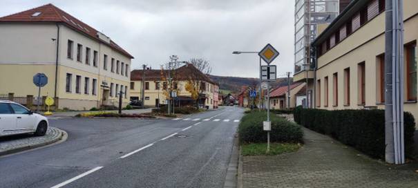 V průběhu minulých 2 let se řešila situace kolem rychlosti projíždějících vozidel na hlavní komunikaci ve středu obce a zároveň bezpečnost pohybu dětí na dolním konci a v ulici ke sportovnímu areálu. Ve spolupráci s externí firmou bylo provedeno již na konci roku 2023 měření rychlosti ve středu obce