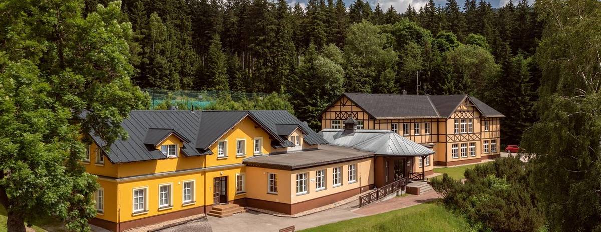 S radostí oznamujeme, že hřiště u školy je již v provozu a k dispozici dětem školou povinným i veřejnosti.