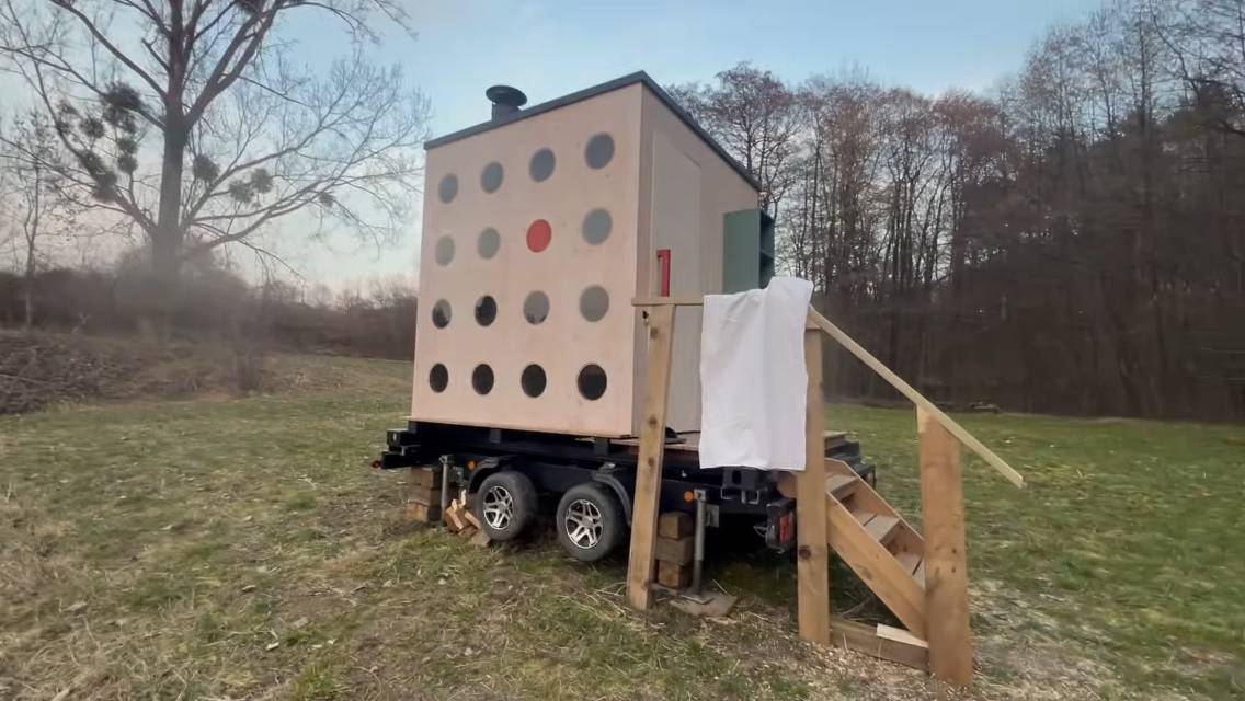 Obec Provodov na měsíc zajistila "na zkoušku" saunu, která je umístěna na koupališti.