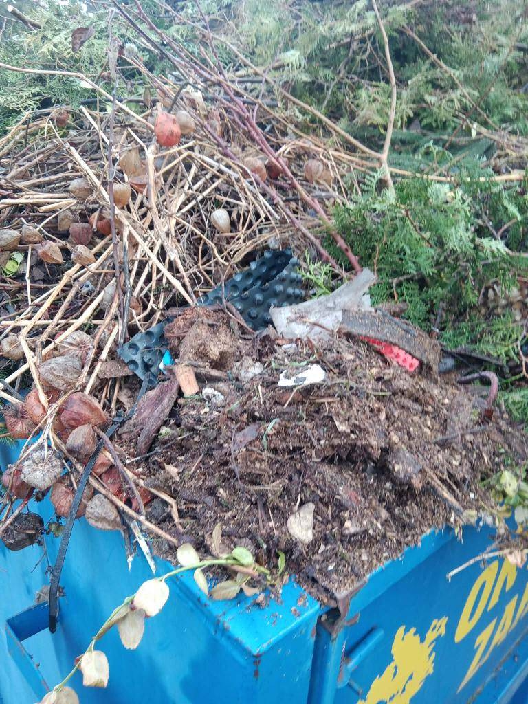Upozorňujeme spoluobčany na nutnost dodržovat skladbu odpadu odkládaného do kontejnerů na biologicky rozložitelný komunální odpad rostlinného odpadu.