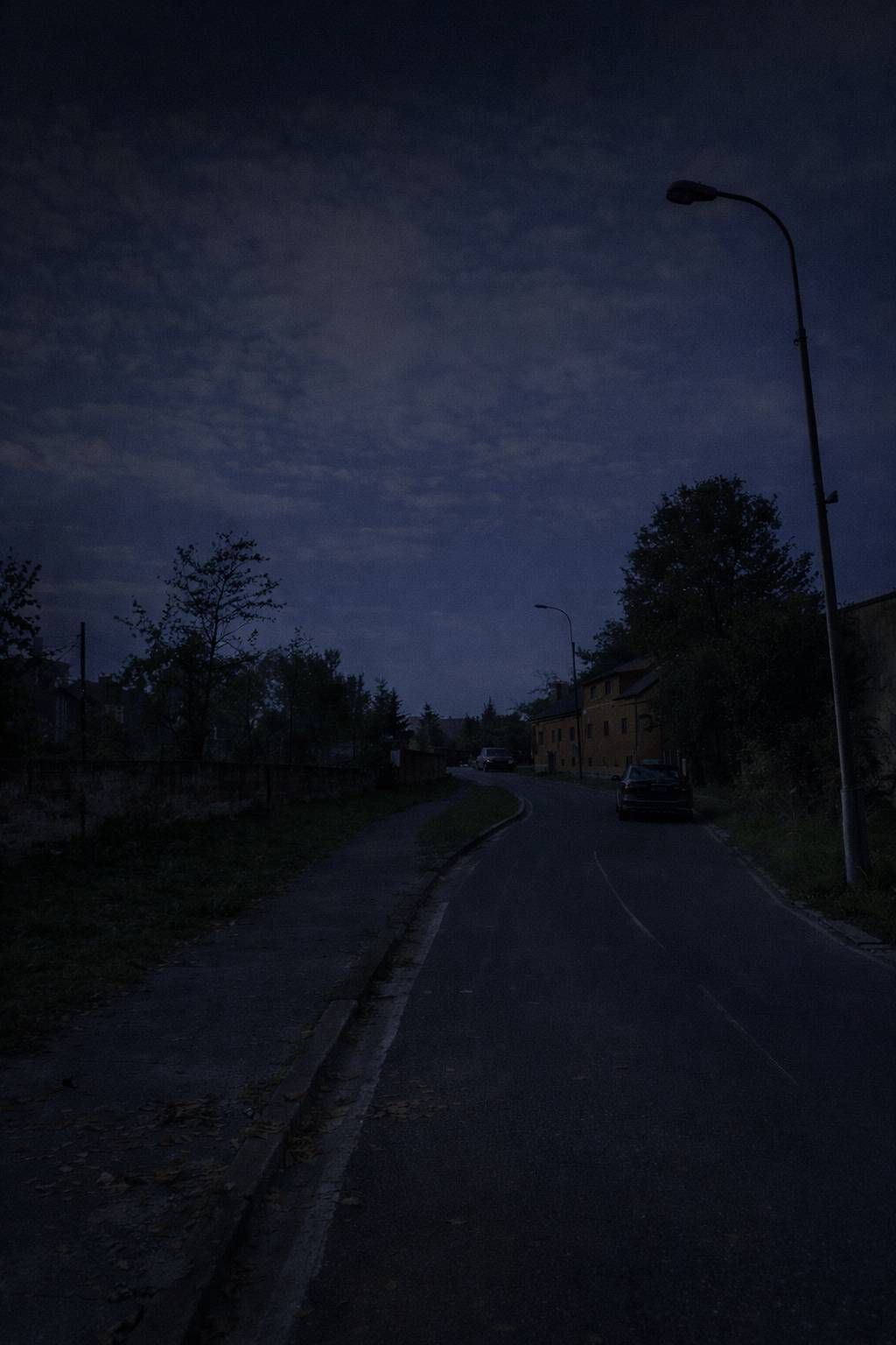 Vážení občané, dnes byla při kontrole zjištěna závada na vedení veřejného osvětlení na vývodu Bystřická z rozvaděče Valentýnská. Došlo k vypálení všech tří pojistek včetně jističe. Po jejich výměně se závada znovu projevila, což pravděpodobně znamená poškození kabelu na vedení veřejného osvětlení. V průběhu pondělí bude probíhat další diagnostika, při které budou postupně odpojovány jednotlivé úseky kabelů, aby bylo možné přesně určit místo poškození. V současné době nefunguje veřejné osvětlení také v okolních ulicích, například v ulici Hřbitovní a v dalších přilehlých lokalitách, které jsou na tento vývod napojeny. Do doby odstranění závady může být veřejné osvětlení v této části obce mimo provoz. Děkujeme za pochopení.