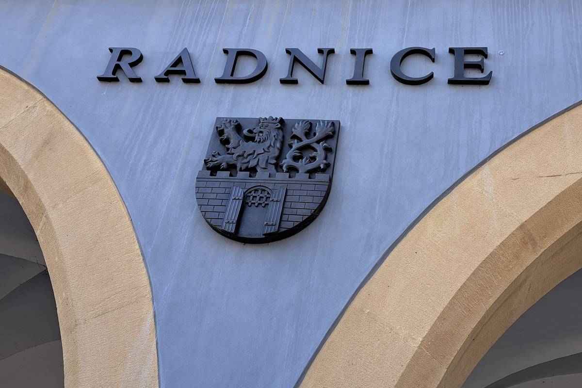 Město Litoměřice se ohrazuje proti tvrzení uvedenému v titulku článku zveřejněného dne 13. března v Litoměřickém deníku, podle kterého město při převodu bývalého areálu technických služeb v ulici Na Kocandě „přišlo o miliony“. Takové tvrzení je nepravdivé a zavádějící.  „Kupní smlouva mezi městem a vydražitelem dosud nebyla uzavřena. Nemohla proto vzniknout ani žádná smluvní sankce, o kterou by město mělo přijít. Úvahy o milionových ztrátách jsou čistě spekulativní a nemají oporu v reálném právním stavu věci. Je navíc velmi pravděpodobné, že by kupující smlouvu nepodepsal v situaci, kdy ještě neměl zajištěné financování. V takovém případě by k samotnému prodeji vůbec nedošlo,“ uvedl místostarosta Jiří Adámek. Město zároveň připomíná, že právě díky mechanismu licitace (na úvodním snímku) byla u areálu Na Kocandě dosažena kupní cena 33,1 milionu korun, tedy o více než osm milionů více, než činil původní znalecký odhad. O faktické ztrátě proto nelze mluvit. Časová prodleva při převodu je způsobena objektivními procesy na straně kupujícího, Institutu Česká práce, který financování řeší prostřednictvím Národní rozvojové banky. Schvalovací procesy této státní instituce mají pevné rámce, které město nemůže ovlivnit. Podpis smlouvy v momentě, kdy probíhá finální schvalování úvěru, by pro město představoval riziko, kdy by mohlo dojít k právnímu zablokování areálu bez jistoty úhrady kupní ceny. Město proto postupuje tak, aby k podpisu došlo až ve chvíli, kdy je transakce stoprocentně zajištěna. Jakékoli spekulace o „ztrátě na sankcích“ jsou navíc právně nereálné. V České republice o výši náhrady škody rozhodují soudy, a v případech, kdy smlouva ještě není podepsána, nelze uplatňovat milionové sankce. Město dále připomíná, že vítěz licitace je významným zaměstnavatelem osob se zdravotním postižením a v areálu plánuje vytvořit nová pracovní místa. Litoměřice proto volí postup, který garantuje bezpečné dokončení prodeje a nepodléhá nátlaku na unáhlený podpis. „I kdyby byla smlouva podepsána dříve, konstrukce o získání milionů na sankcích je zcela nereálná. Česká justice neumožňuje, aby se samosprávy obohacovaly na neúměrných pokutách, které neodpovídají skutečné škodě. Město dává přednost reálnému výnosu 33,1 milionu korun před nejistým, roky trvajícím a pravděpodobně neúspěšným soudním sporem o fiktivní pokuty,“ dodal místostarosta Jiří Adámek. Vedení města nadále jedná se všemi zúčastněnými stranami tak, aby byl převod areálu vyřešen transparentně a s maximálním důrazem na ochranu veřejných prostředků.