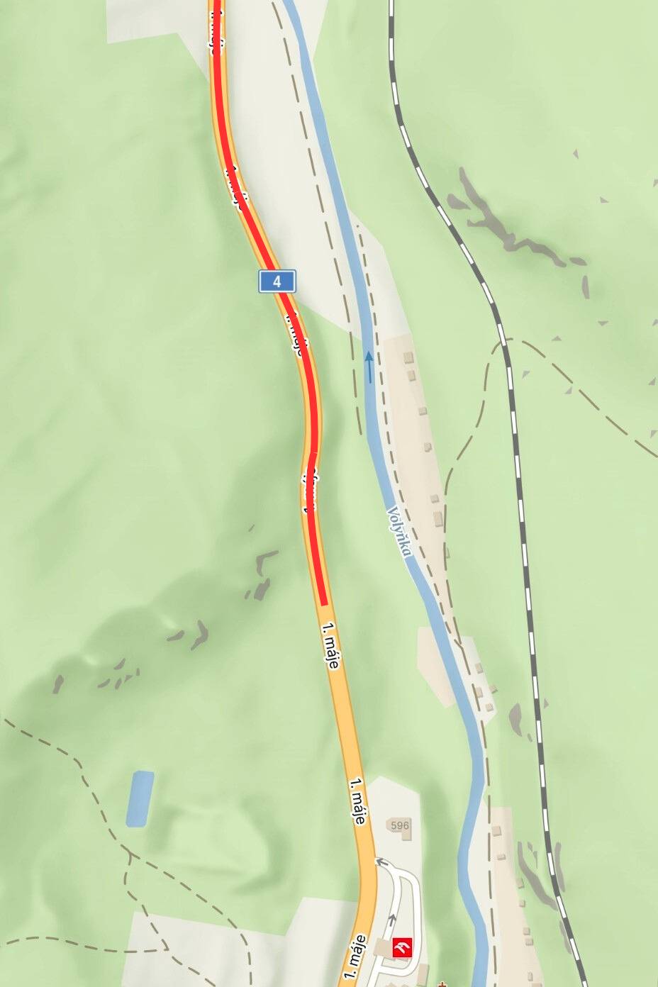 Od pondělí 16. 3. 2026 musí řidiči na výjezdu z Vimperka počítat s omezením provozu. Na trase Vimperk – Strakonice, několik set metrů za čerpací stanicí Orlen, budou totiž zahájeny práce na postupné sanaci svahu u státní silnice I/4. Opravy postupně po menších úsecích do konce září a doprava bude vedena kyvadlově jedním pruhem. Další podrobnosti ve zprávě Ředitelství silnic a dálnic ČR: Vlivem povodní v září 2024 došlo na několika místech zhruba 500 metrů dlouhého úseku hlavního tahu k narušení tělesa vozovky. Stékající povrchová voda výrazně poškodila strmý svah a narušila jeho stabilitu, což následně vedlo i k poškození samotné vozovky. Došlo zde k rozsáhlejší tvorbě podélných trhlin, narušení svodidel, ale také k utržení části krajnice společně s vozovkou. Pronikáním vody do narušených částí komunikace pak dochází k dalšímu zhoršování stavu vozovky i stability celého svahu. V následujících měsících tak budou ve zmíněném úseku probíhat práce na postupné sanaci nestabilního tělesa silnice I/4. V uplynulých měsících již proběhly první přípravné práce v podobě odstranění stromů a náletových dřevin a přípravy přístupové komunikace podél hlavního tahu. Nyní začne samotná stavební činnost spojená i s dopravním omezením na komunikaci. Postupně bude odtěžována zemina a svah bude zpevňován vybudováním nového zemního tělesa tvořeného ocelovými prvky a kamennou výplní. Doplněna bude také nová drenážní vrstva, která zajistí účinné odvádění vody. Odtěžená zemina bude po úpravě do svahu opětovně použita. Stavba bude probíhat postupně po menších úsecích, aby byla zachována stabilita svahu během prací. V některých částech budou navíc instalovány kotevní prvky, které konstrukci dále zpevní. Po dokončení sanace bude vytvořen nový podklad pro konstrukci vozovky a následně bude komunikace obnovena. Převážná část stavebních prací bude probíhat v prostoru pod samotnou komunikací. Z tohoto důvodu bude průjezd místem prací omezen a doprava bude vedena jedním jízdním pruhem kyvadlově. Pro Ředitelství silnic a dálnic provede stavební úpravy společnost Reno Šumava a.s. za cenu 23 mil. Kč bez DPH. K opětovnému plnému zprovoznění silnice I/4 v tomto úseku by mělo dojít na konci září letošního roku.