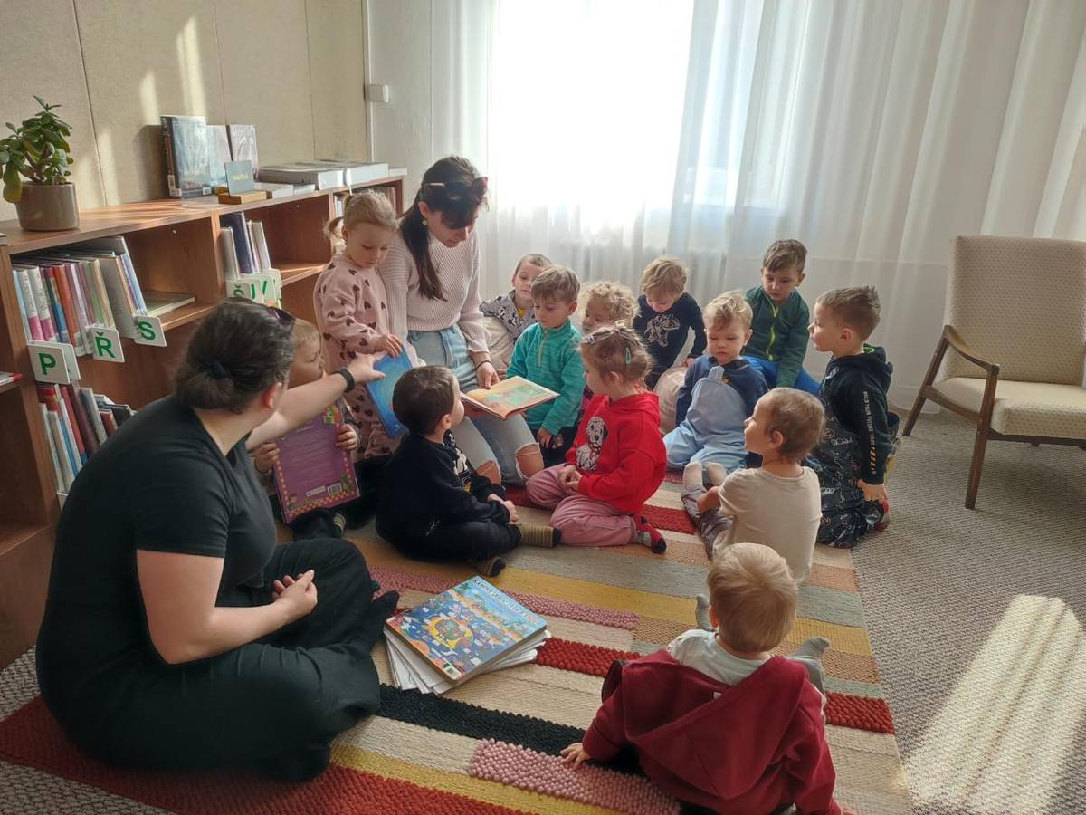 Ve čtvrtek 12. března 2026 navštívily obecní knihovnu nejmenší děti z oddělení Motýlků Mateřské školy v Bělotíně.  Děti si prohlédly knihovnu a seznámily se s knížkami určenými právě pro ně.  Už teď se těšíme na jejich další návštěvu třeba i společně s rodiči.