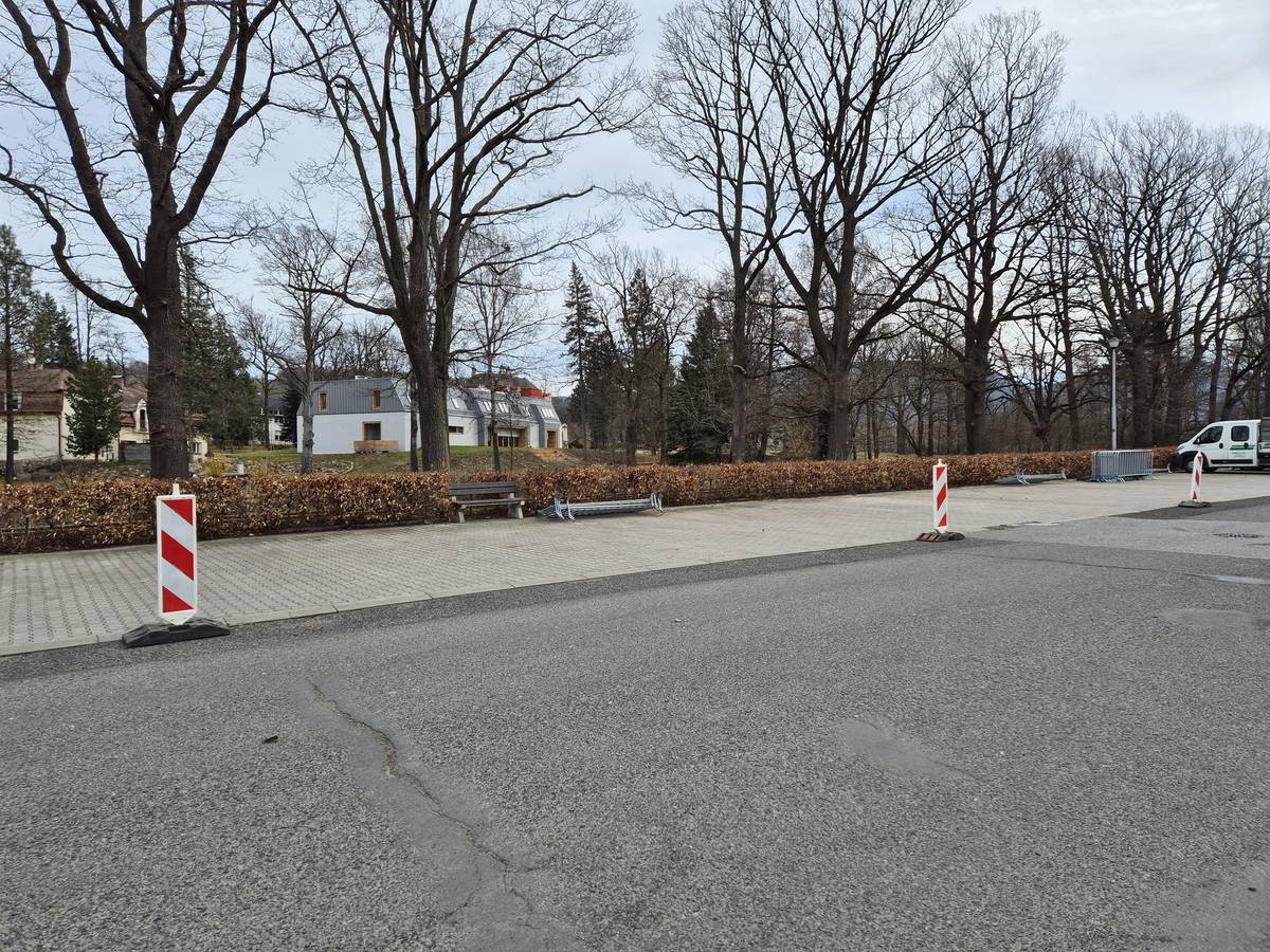 Žádáme řidiče, aby do úterý 17. března večer neparkovali ve vymezeném úseku parkoviště u kolejí naproti bytovému domu čp. 601 mezi vlakovým a autobusovým nádražím.  Důvodem je kácení dvou velkých stromů v parku školy za železnicí, které budou sundávat i pomocí velikého jeřábu, který uvedenou část parkoviště obsadí a bude tam rozložen. Děkujeme za pochopení.