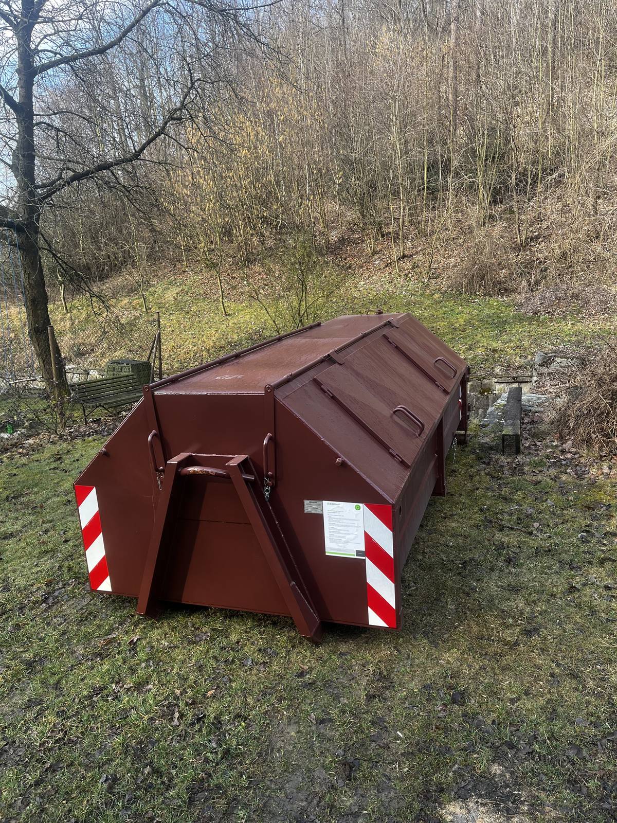 Vážení spoluobčané, s blížícím se jarem obec rozšířila sběrné místo pro ukládání bioodpadu (modrý kontejner pod panelákem) o další dvě stanoviště. Jedná se o hnědý kontejner, který je umístěn směrem na Radíkov, a zelený kontejner, který je umístěn nad hřištěm Horňáček. Hnědý kontejner je určen k ukládání trávy, listí a drobného bioodpadu ze zahrad. https://mapy.com/cs/letecka?source=addr&id=10135862&pid=106140420&newest=1&yaw=6.208&fov=1.570&pitch=-0.046&x=17.6937671&y=49.5796885&ds=1&z=17&ovl=8 Zelený kontejner je určen ke stejnému účelu, navíc do něj můžete ukládat také větve ze zahrad. Kontejnery byly pořízeny díky dotaci z Operačního programu Životní prostředí Evropské unie. Děkujeme, že třídíte. 😊 OÚ Hrabůvka