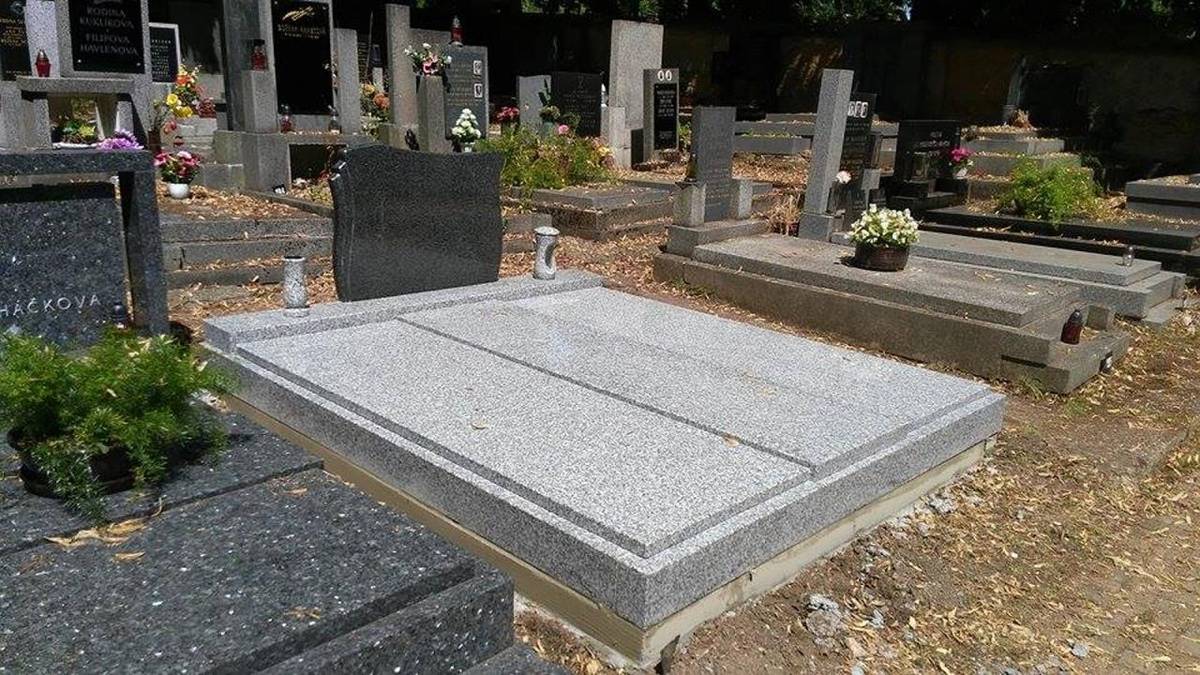 Obchodní zástupce Kamenictví Louha s.r.o. bude k dispozici občanům na místním hřbitově ke konzultaci či objednávce náhrobků, krycích desek na hrob, renovace starých hrobů atd.  ÚTERÝ 17.3.2026, 15:00-15:20   ÚTERÝ 24.3.2026, 15:00-15:20  Více informací v letáku.