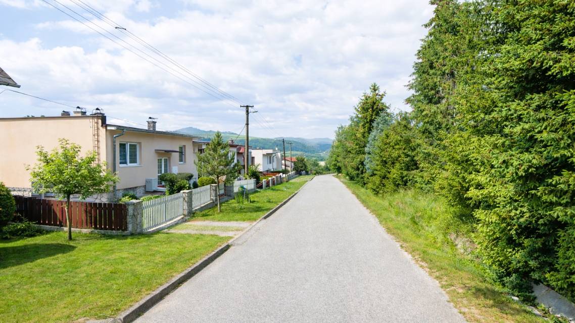 Výrub stromov a krov býva častou témou aj v našej obci. Niekto potrebuje odstrániť starý ovocný strom, iný rieši prerastené kry alebo drevinu, ktorá môže poškodiť plot, strechu či elektrické vedenie.