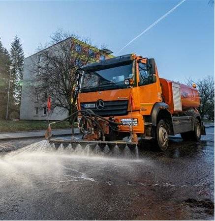 V dopoledních hodinách 16. 3. proběhne čištění povrchu komunikací v ulicích Novoveská a Na Blatech čistícím vozem od následků probíhajících prací. Prosíme proto v tomto termínu o dočasné přeparkování zde stojících vozidel. Děkujeme za pochopení.