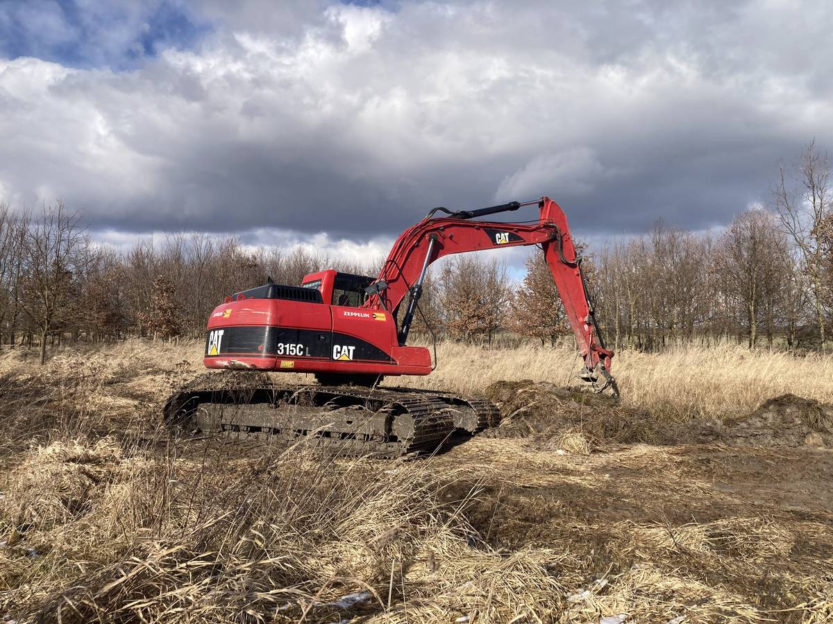 Ve druhé polovině února 2026 jsme provedli revitalizaci 5 tůní v biocentru nad letištěm. Revitalizace spočívala v odstranění náletových dřevin, stržení travního drnu a odbahnění zanesených tůní. Jak se dílo zdařilo se můžete podívat osobně při procházce a nebo zde na přiložených fotografiích. Děkujeme firmě Rybářství Třeboń, a. s. za úspěšnou realizaci a za dobrou spolupráci.