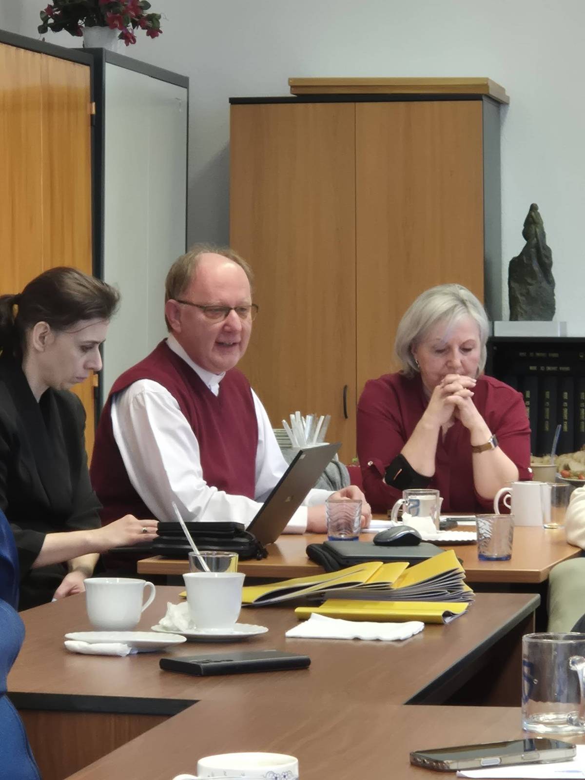 V pátek 13. března se konalo 14. jednání Sdružení pro rozvoj Šluknovska v tomto volebním období. Na programu byla mj. problematika tzv. Superdávky, její odklad a komplikace, které tím vznikají, jak pracovníkům ÚP, ale především občanům - klientům. Se situací seznámila starosty vedoucí rumburské pobočky ÚP Dagmar Peterková. V diskuzi se řešila i stoupající nezaměstnanost a státem velmi omezená aktivní politika zaměstnanosti. S nabídkou sociálních služeb vystoupila ředitelka Sociální služby, p.o. v Jiřikově Romana Flusková. Největší čas věnovali starostové bezpečnostní problematice. Podrobné informace o aktuální personální situaci, zajištění činností v regionu a statistické údaje o trestné činnosti přednesl ředitel Policie ČR okresu Děčín Tomáš Kolbaba. Personální situace se mírně zlepšuje, nábor se stále nedaří pro obvodní oddělení ve Velkém Šenově. Statistika trestných činů i přestupků je v zásadě stabilní, stejně tak objasněnost. Generální vikář Litoměřické diecéze Radek Jurnečka a ředitelka Schrödingerova institutu Gábina Doušová informovali o aktuální situaci v činnosti a financování SI, i o plánech do budoucnosti. V obecné diskusi se starostové věnovali např. měření rychlosti v obcích, dopravní uzavírkou na Šébru a přeshraniční zdravotní péčí. Příští jednání se bude konat začátkem června ve Vilémově.