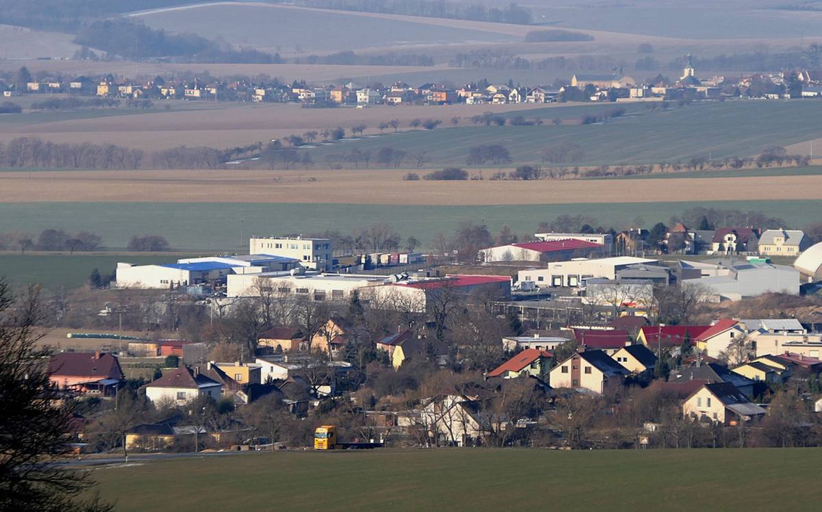 Upozorňujeme občany, že ve dnech od 16. 3. do 27. 3. bude probíhat úklid vozovek po zimním období. Čistící vůz bude zametat a sbírat posypový materiál s nečistotami.  Z toho důvodu by bylo vhodné, abyste neparkovali svá vozidla na pozemních komunikacích.  Děkujeme za pochopení.