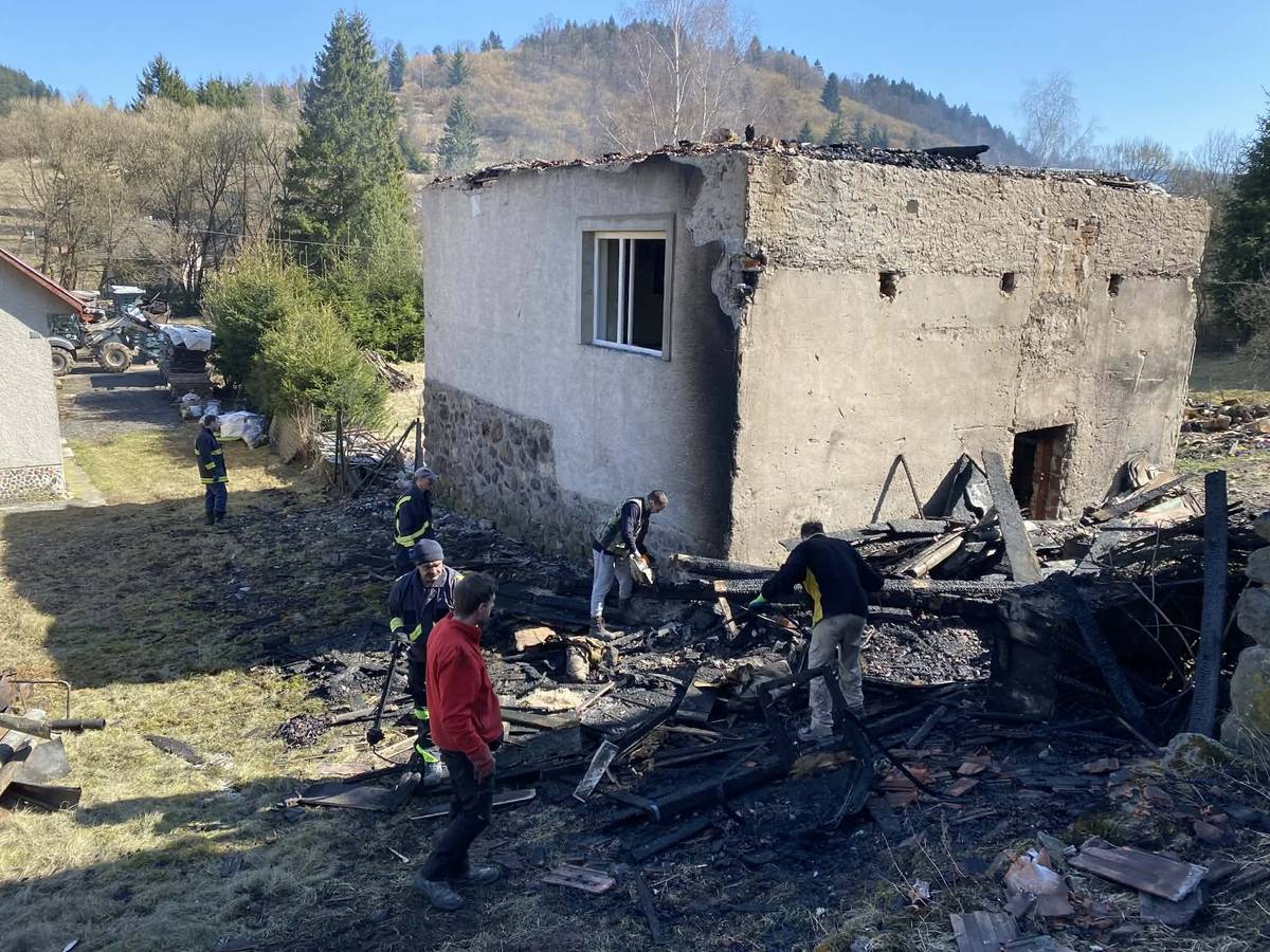 Milí spoluobčania,  v sobotu našu obec zasiahla tragická udalosť. Po ničivom požiari zhorel rodinný dom, ktorý bude musieť byť, žiaľ, kompletne zbúraný. Rodina, ktorá v ňom bývala, prišla zo dňa na deň o strechu nad hlavou, o svoje spomienky, veci aj pocit bezpečia. Zostali im len oči pre plač a nádej, že nezostanú sami.   Ako obec sme sa rozhodli podať pomocnú ruku. Zriadili sme transparentný účet, prostredníctvom ktorého môže každý, komu to možnosti dovolia, pomôcť tejto rodine začať odznova.   Prosíme všetkých dobrých ľudí s veľkým srdcom, aby podľa svojich možností prispeli finančným darom. Aj malá pomoc môže v tejto chvíli znamenať veľa a pomôcť rodine postaviť sa späť na nohy.   Zároveň sa chceme z celého srdca poďakovať všetkým, ktorí v sobotu neváhali a prišli pomôcť:  hasičom za ich obrovské nasadenie pri hasení požiaru  policajtom za profesionálnu pomoc a zabezpečenie situácie   našim občanom a dobrovoľníkom, ktorí pomáhali pri hasení aj pri odstraňovaní následkov požiaru  V takýchto chvíľach sa ukazuje, že sila komunity je obrovská. Veríme, že spolu dokážeme tejto rodine pomôcť prekonať jedno z najťažších období v ich živote.   Transparentný účet na pomoc rodine: SK41 0200 0000 0072 1345 4358  https://ib.vub.sk/pch/transparentne-ucty?iban=SK4102000000007213454358&CN  Názov transparentného účtu: POMOC PRE RODINU BENCOVÚ  Ďakujeme každému jednému z vás za pomoc, solidaritu a ľudskosť.
