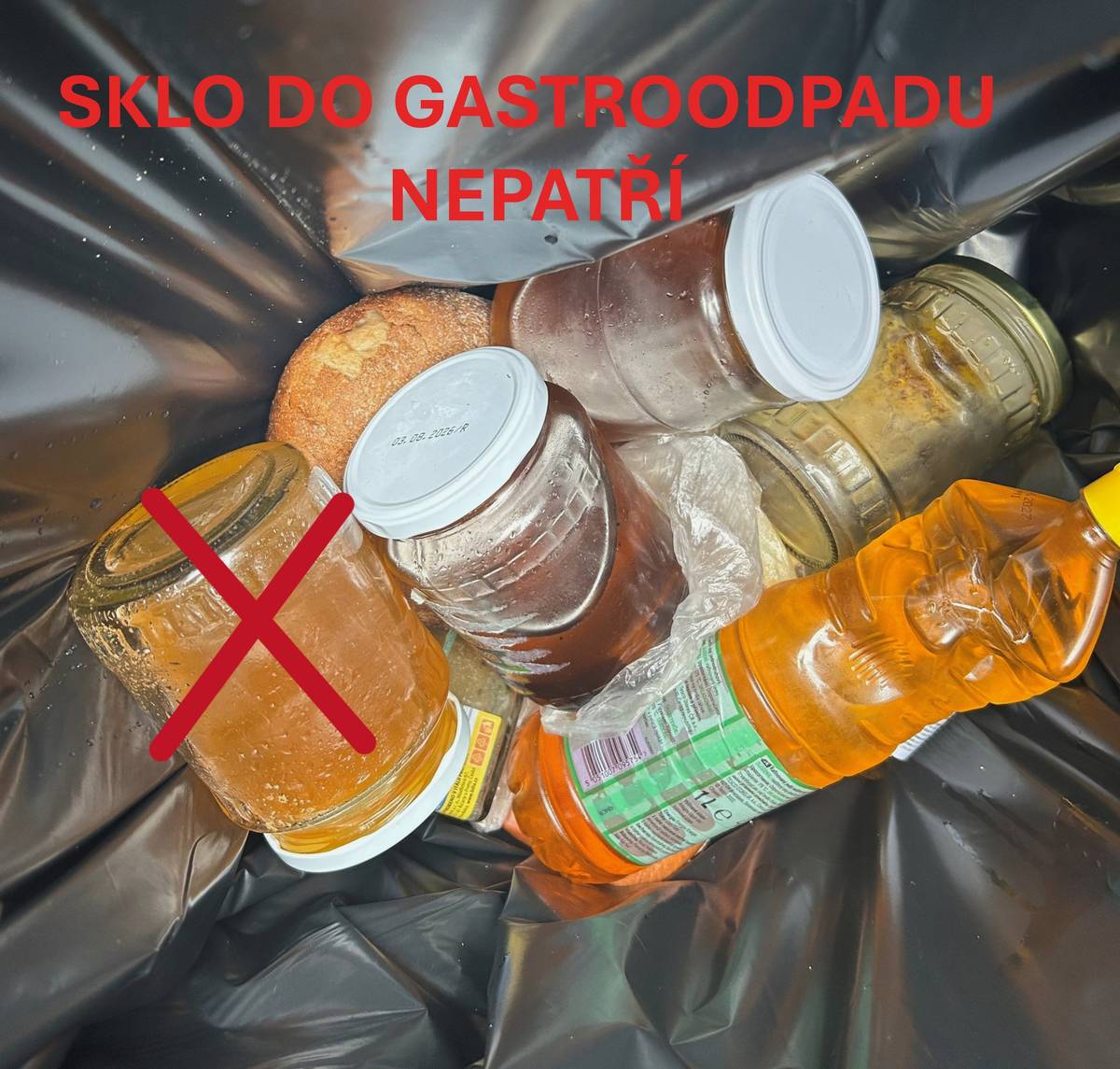 Biologicky rozložitelný odpad rostlinného původu - hnědá nádoba  Co sem patří: zbytky ovoce a zeleniny, tráva, listí, čajové sáčky, kávová sedlina, vaječné a ořechové skořápky    Jedlé oleje a tuky - nádoba k tomu určená se nachází v areálu SBĚRNÉHO DVORA  Co sem patří: použité jedlé tuky a oleje uzavřené v plastové nádobě ideálně do objemu 2l    Gastroodpad - biologicky rozložitelný odpad z kuchyní a restaurací - hnědá nádoba (SBĚRNÝ DVŮR, ul. Na Výsluní, ul. Západní - ovál)   Co sem patří: zbytky jídla, zkažené ovoce a zelenina, maso, kosti, kůže, mléčné výrobky, pečivo, káva, čaj, prošlé potraviny i v původním obalu KROMĚ SKLA!