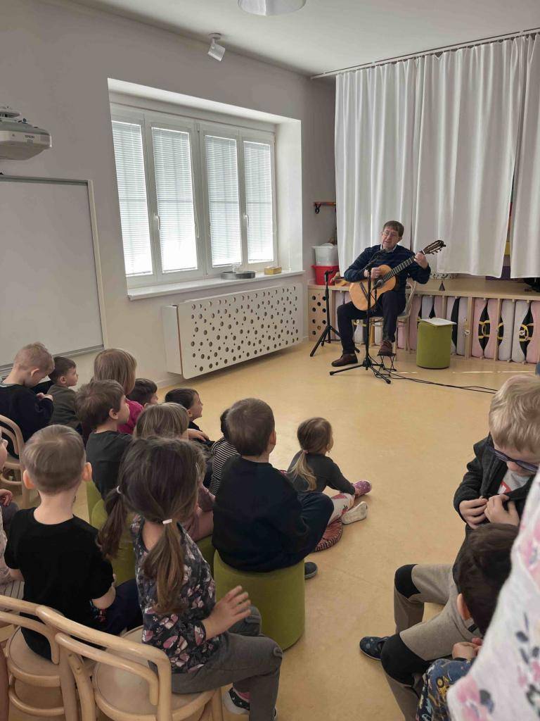 Jaro už klepe na dveře a proto je potřeba se na jaro dobře naladit. Do naší školky přišel pan Maceška s krásnými jarními písničkami, které děti bavily a písničky které znaly si i s panem Maceškou a jeho hudebním doprovodem na kytaru zazpívaly.