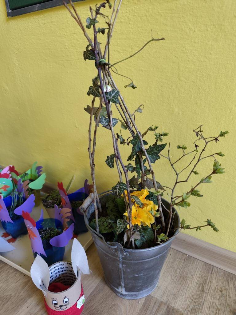 Rádi bych touto cestou poděkovali rodině paní Lucie Plačková Schneiderová za krásnou jarní dekoraci. Ta skvěle doplnila a oživila naši stávající výzdobu v MŠ Olbramkostel. Ačkoliv se o nás dnes zima ještě naposledy pokusila kroupami, u nás ve školce už díky vám rozkvétá jaro. Moc děkujeme! ❤️