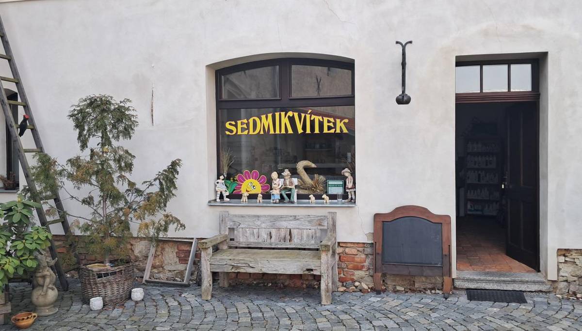 Dvě oblíbené prodejny ve Dvoře u svatého Jakuba v Tyršově ulici budou od 1. dubna znovu otevřeny trvale, nikoliv jen při příležitosti různých akcí. Bylinkovou a kořenářskou prodejnu mohou lidé navštěvovat vždy od pondělí do pátku v časech od 9 do 12 hodin a od 13 do 17 hodin.