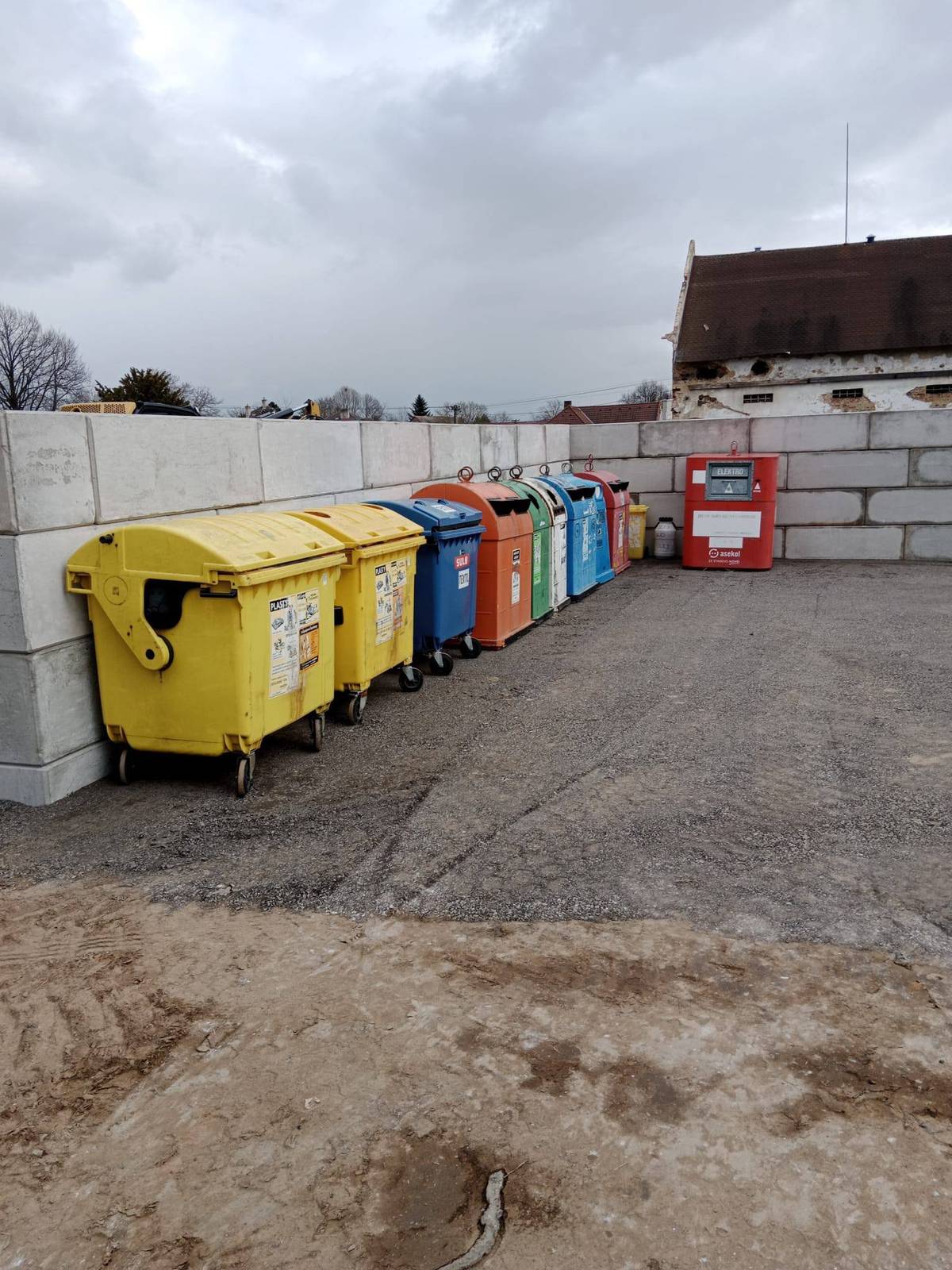 Původní místo: u obchodu Nové místo: za novou zdí statku Všechny kontejnery na tříděný odpad najdete nyní tam. Děkujeme, že třídíte odpad a dbáte   o pořádek!