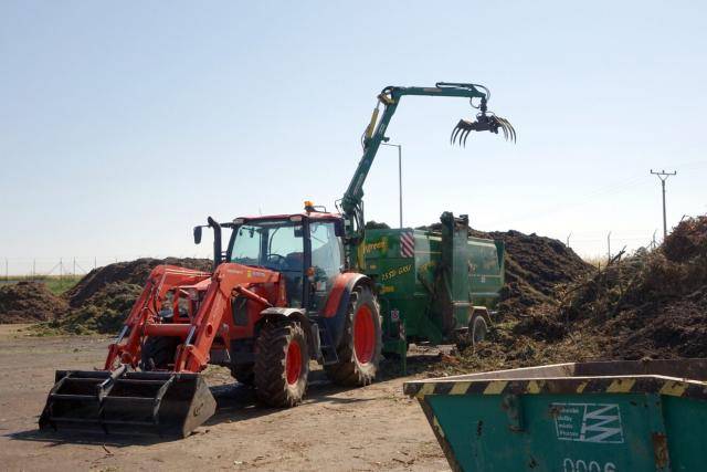 Jarní výdej kompostu v kompostárně v Žeravicích proběhne v těchto termínech:Pátek 20. března 2026 | 14 – 17 hod.Sobota 21. března 2026 | 7 – 12 hod.Pondělí 23. března 2026 | 14 – 17 hod.Pátek 27. března 2026 | 14 – 17 hod.Sobota 28. března 2026 | 7 –12 hod.Kompost zlepšuje kvalitu půdy, dodává živiny a podporuje zdravý růst rostlin. Vhodný je pro zeleninové záhony, výsadbu květin nebo pro okolí stromů a keřů. Nevhodný je naopak pro levandule, rozchodníky, tymián a některé okrasné trávy. Manipulační poplatek činí 200 Kč (včetně DPH) za jednu lžíci nakladače. Při větším odběru (např. z kontejneru nebo vlečky) se platí 500 Kč za tunu. Kompostárna se nachází v areálu skládky TKO Žeravice (Přerov XII – Žeravice). Další informace na čísle: 602 500 627.