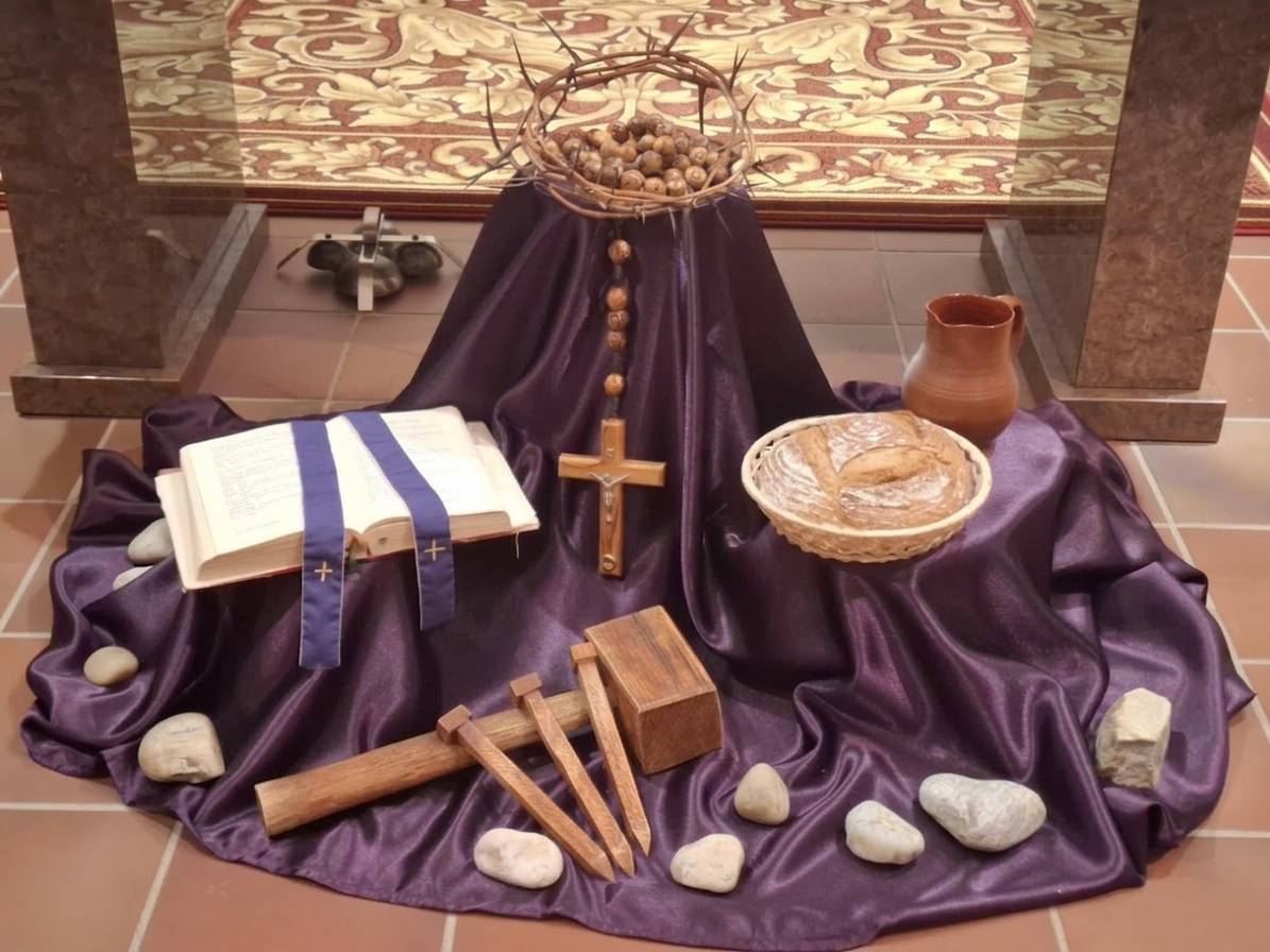 Rozpis svätých omší a informácie nájdete v prílohe.  A szentmisék időpontjai és a hirdetések a mellékletben tekinthetők meg.