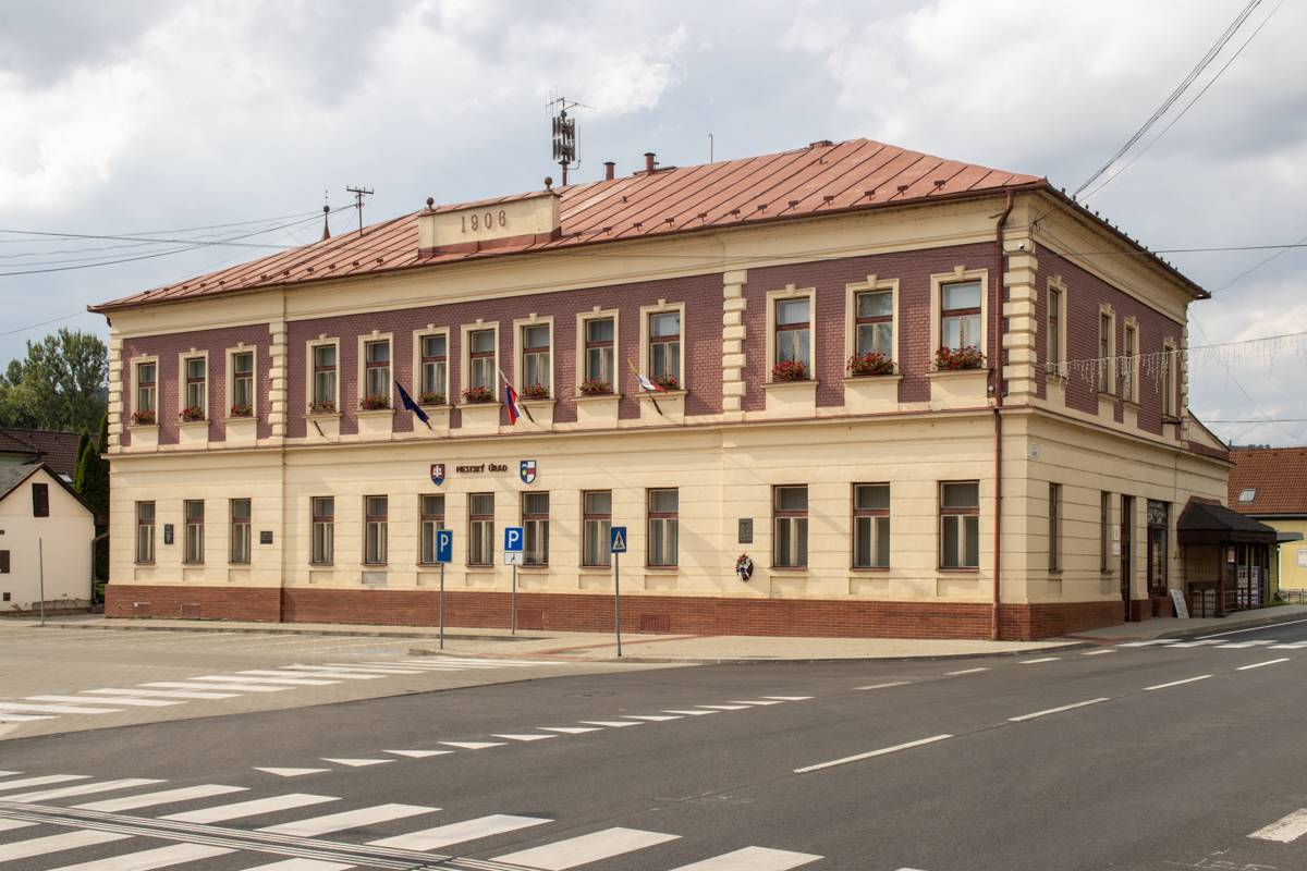 Hnúšťa, 16.3.2026 - Obecné domy slúžili primárne ako administratívno-kultúrne centrum obce. Samozrejme, ich funkcia sa v priebehu času menila, ale hlavným účelom boli vždy konania obecných stretnutí, kde sa prijímali dôležité rozhodnutia (napr. voľby).