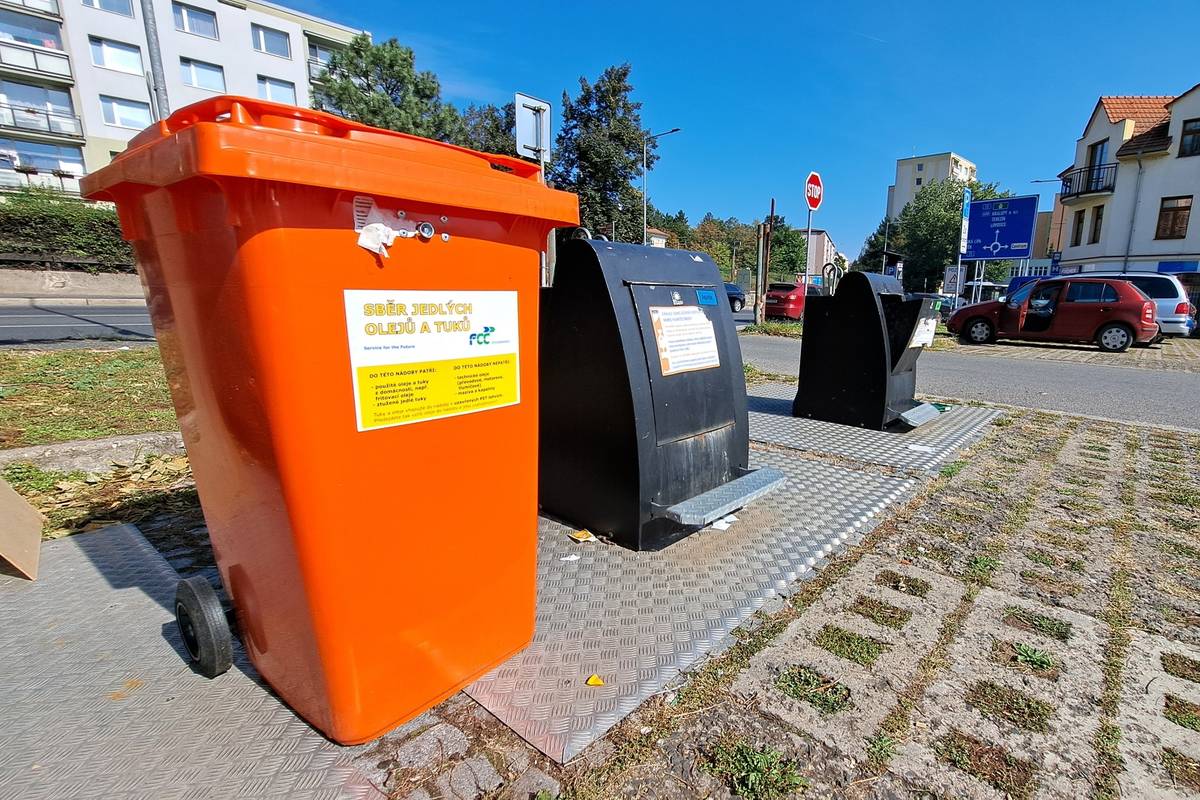 Město Litoměřice plánuje v blízké doby navýšit množství kontejnerů na separovaný odpad. Konkrétně má jít o nádoby na jedlý olej a textil. „U jedlých olejů půjde o desítky popelnic, u textilu jsme zatím ve fázi jednání,“ upřesnil vedoucí odboru životního prostředí MěÚ Pavel Gryndler.
