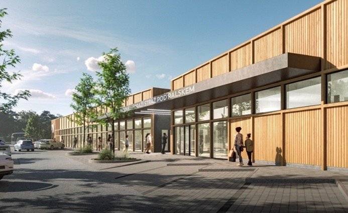 Město Stráž pod Ralskem společně se společností BaATE s.r.o. připravuje revitalizaci prostoru autobusového nádraží. Projekt je rozdělen do několika částí, na kterých pracují různí projektanti. Součástí proměny bude nová obslužná komunikace, parkoviště, zastávky pro autobusy a moderní zastřešené nástupiště se třemi stanovišti. Vzniknou také dva polyfunkční domy, ve kterých by měl být potravinový řetězec Albert a další obchody a služby. Investor zároveň vybuduje parkoviště, chodníky a novou zeleň. Město zajistí výstavbu komunikace, nové chodníky, veřejné osvětlení a zázemí pro řidiče autobusů. Projektová dokumentace se nyní dokončuje a následně bude předložena dotčeným orgánům a stavebním úřadům. Finanční prostředky na městskou část jsou připraveny. Po vydání stavebního povolení by měly být práce zahájeny.