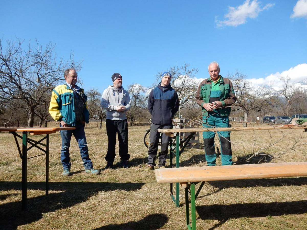 Dňa 14.3.2026 sa v starom Ovocnom sade v Gerlachove stretlo približne 60 ľudí, ktorí mali záujem o vzdelávanie v oblasti starostlivosti o ovocné stromy.
