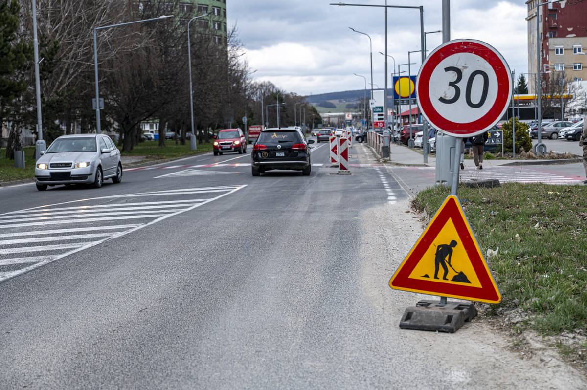 🚧 Upozornenie pre vodičov – práce na Ulici Malinovského Na Ulici Malinovského aktuálne prebiehajú práce spojené s opravou výtlkov na vozovke. Prosíme všetkých vodičov o zvýšenú opatrnosť, ohľaduplnosť a rešpektovanie dočasného dopravného značenia, aby práce mohli prebehnúť bezpečne a bez zbytočných komplikácií. Ďakujeme za pochopenie a trpezlivosť.