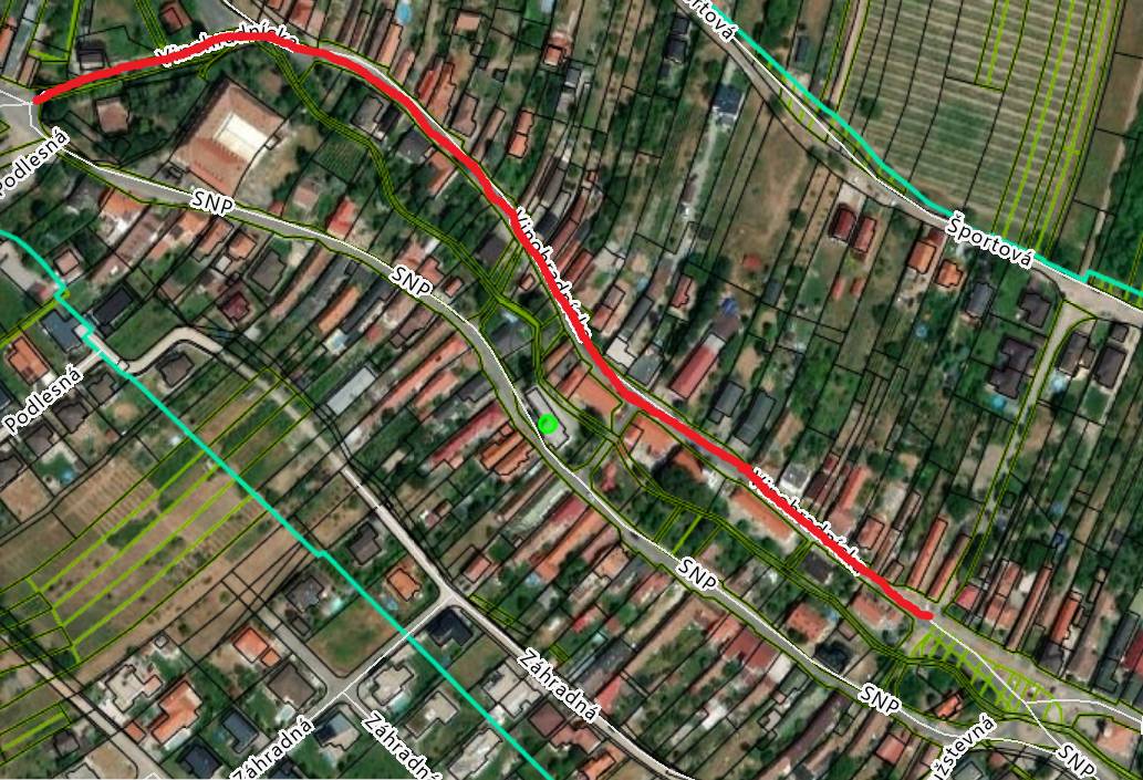 Vážení občania, od utorka 17.03.2026 začne 2. etapa prác na výmene vodovodného potrubia na Vinohradníckej ulici, v úseku od Vinohradníckej č. 45 po Cintorínsku č. 21. Zároveň žiadame obyvateľov, aby v dňoch 17.03.2026 a 18.03.2026 neparkovali vozidlá popri ceste v uvedenom úseku. Vozidlá je potrebné preparkovať najneskôr do 17.03.2026 do 8:00 hod. Cesta bude počas realizácie prác prejazdná s obmedzeniami. Stavebné práce budú prebiehať na ľavej strane komunikácie, pričom pravá strana bude slúžiť na zabezpečenie plynulosti cestnej premávky. Ďakujeme za pochopenie, trpezlivosť a spoluprácu.