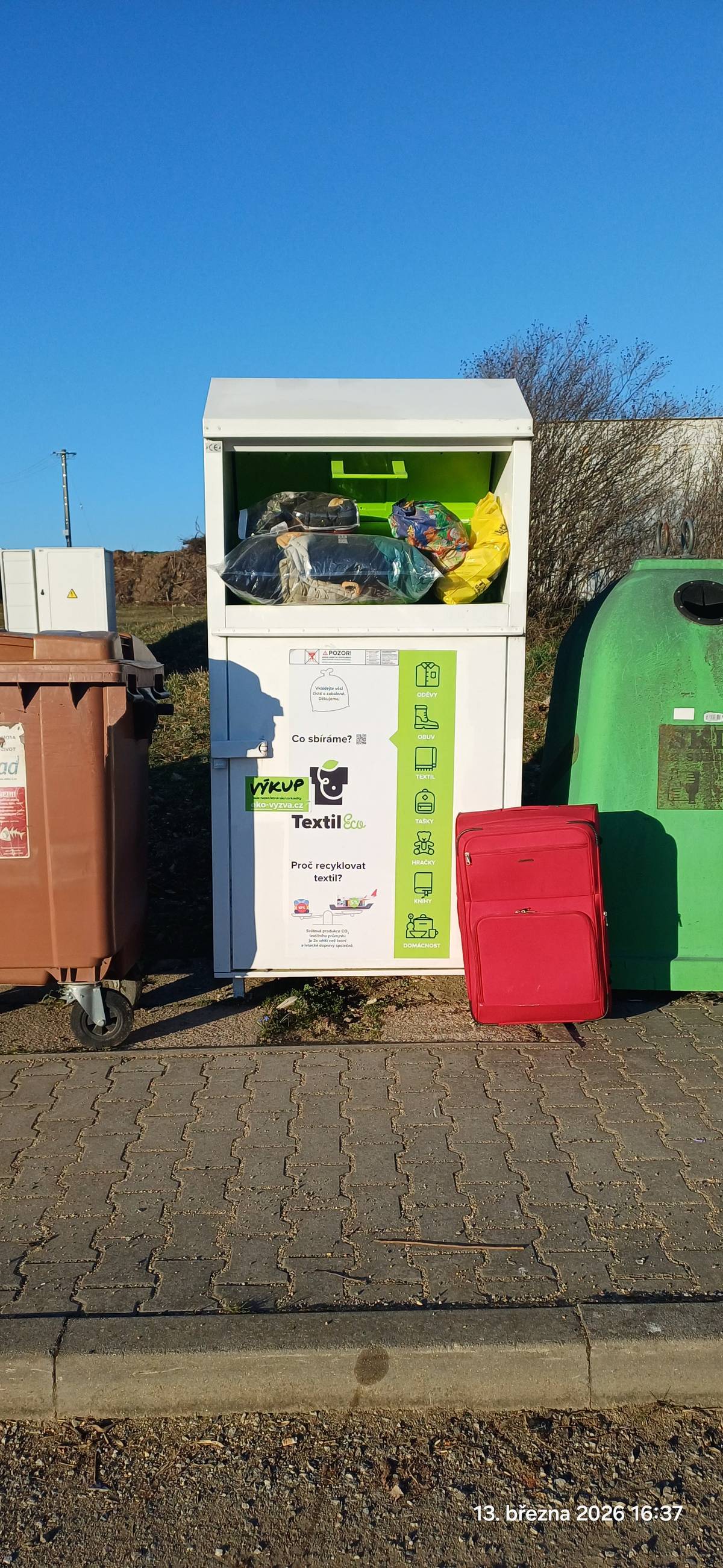 Žádáme občany, aby nepřeplňovali kontejner na textil. Pokud je kontejner plný nevkládejte další textil. Děkujeme.