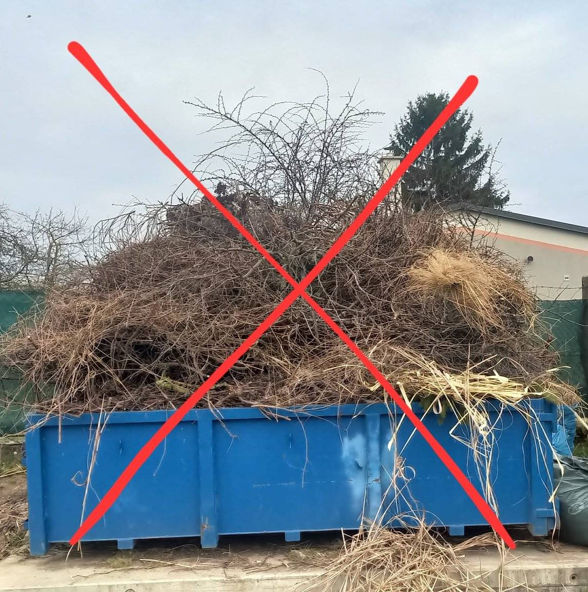 Prosíme spoluobčany, aby nepřeplňovali kontejnery na bioodpad. Kontejnery s "čepicí" nelze zakrýt plachtou a tudíž je nelze odvézt. Suché větve tvoří zbytečný objem, prosím, rozřežte je na menší kusy a v kontejneru sešlápněte.   Děkujeme.