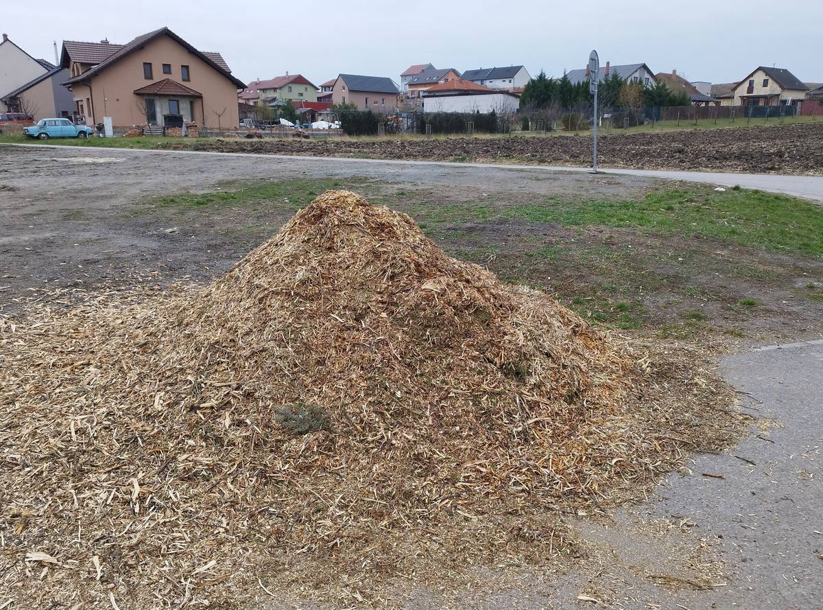 Vážení spoluobčané, u sběrného dvora je volně k rozebrání dřevní štěpka. Kdokoliv máte zájem můžete si zde nabrat libovolné množství.