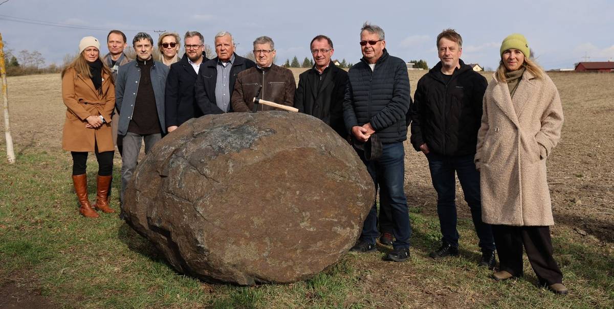 Roudnice nad Labem dnes slavnostně zahájila projekt výstavby lesoparku Na Kolečku. Unikátní dlouhodobý projekt po letech příprav stavebně naváže na stávající relaxační zónu a skatepark. V prostoru mezi sídlištěm Hracholusky a Podluskami tak v nadcházejících několika sezónách vznikne zázemí pro relaxaci i sport a volnočasové aktivity.     "Dnes zahajujeme jednu z největších investic našeho města, a to jak rozsahem, tak cenou. Jsem však přesvědčen, že výsledek bude vynikající a prostor lesoparku Na Kolečku se stane nejlepším veřejným prostorem v Roudnici na Labem. Děkuji všem, kteří se na přípravě projektu podíleli. Jak jeho autorům, tak i zastupitelům, kteří jej podpořili svými hlasy," řekl starosta města František Padělek   Přečtěte si více na našem webu.  Podívejte se také na reportáž z události.