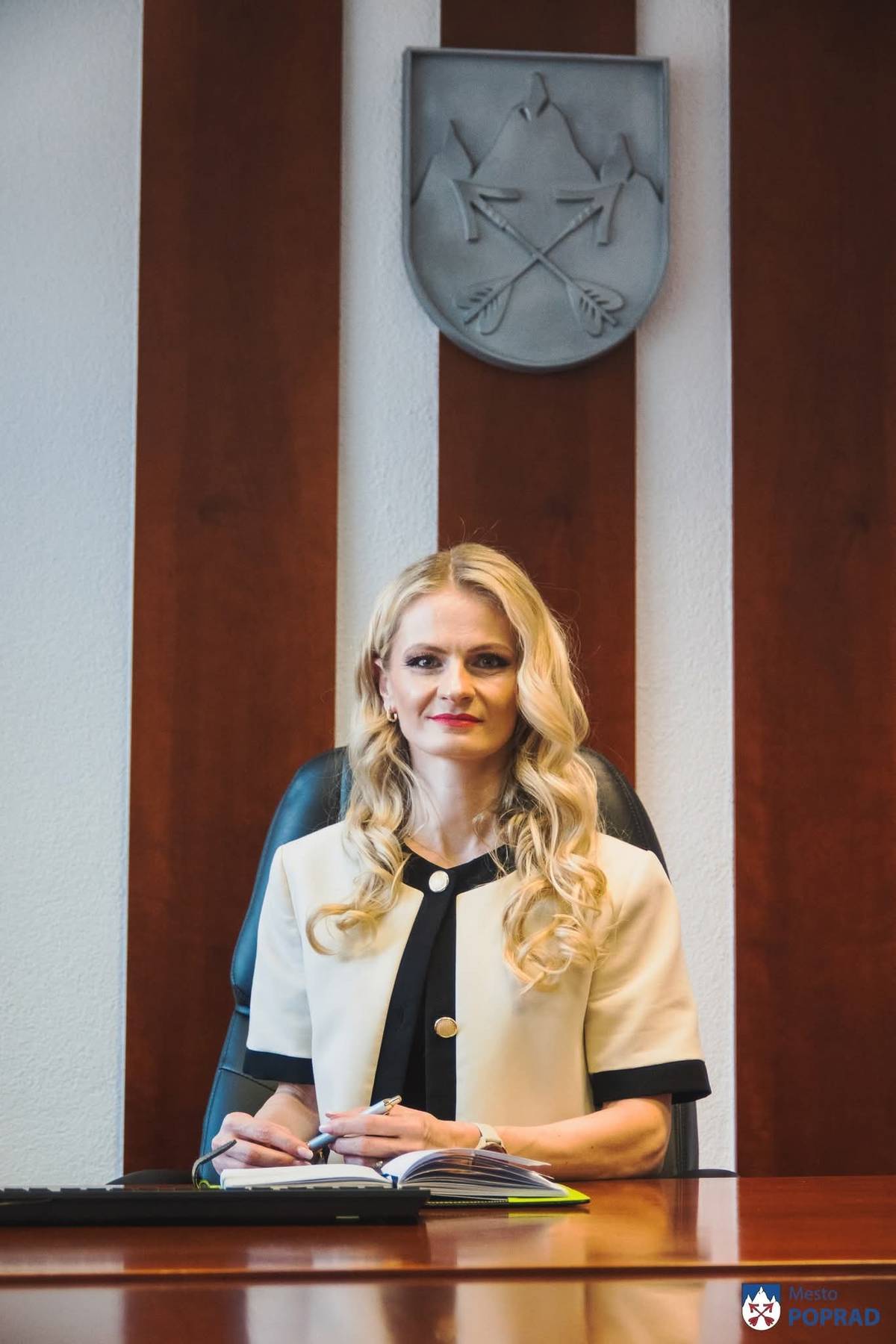 Primátor Anton Danko 16.3. 2026 vymenoval do funkcie novú prednostku Mestského úradu v Poprade PaedDr. Ľubicu Barancovú. Je absolventkou Pedagogickej fakulty Univerzity Mateja Bela v Banskej Bystrici. 11 rokov pôsobila na Strednej odbornej škole pedagogickej v Levoči. Na mestskom úrade pracuje už 5 rokov, z toho dva roky v pozícii vedúcej oddelenia školstva, mládeže a športu.  „Pani Barancovej chcem vyjadriť svoju plnú podporu a zaželať jej veľa úspechov v tejto zodpovednej funkcii. Držím jej palce, aby sa jej podarilo napĺňať stanovené ciele a prispieť k ďalšiemu rozvoju nášho mesta. Nová prednostka naposledy pôsobila ako vedúca odboru školstva, mládeže a športu, kde preukázala svoje odborné kvality, pracovitosť a schopnosť efektívne riadiť tím. Vďaka tejto skúsenosti veľmi dobre pozná fungovanie samosprávy, jej procesy aj každodenné výzvy, ktoré prináša práca pre verejnosť. Som presvedčený, že jej profesionalita, zodpovedný prístup a odhodlanie budú prínosom pre chod mestského úradu aj pre všetkých obyvateľov nášho mesta,“ povedal primátor Anton Danko.  „Veľmi pekne ďakujem pánovi primátorovi Antonovi Dankovi za prejavenú dôveru. Mojím niekoľkoročným pôsobením na mestskom úrade som spoznala nielen pracovníkov, ale aj jeho silné a slabé stránky, na ktorých chcem stavať. Prajem si, aby mestský úrad fungoval tímovo, efektívne a profesionálne. Verím, že nájdeme so všetkými zamestnancami spoločnú cestu vzájomnej spolupráce a konštruktívneho prístupu, aby sme posúvali mesto vpred a prinášali kvalitné služby pre ľudí, ktorí v ňom žijú," uviedla Ľubica Barancová.  „Zároveň chcem úprimne poďakovať predchádzajúcemu prednostovi Adriánovi Kromkovi za jeho prácu, nasadenie a prínos pre fungovanie mestského úradu i rozvoj nášho mesta. Počas svojho pôsobenia významne prispel k stabilnému fungovaniu mestského úradu, realizácii viacerých dôležitých projektov a rozvoju samosprávy. Prajem mu veľa úspechov na jeho novom pracovisku,“ dodal popradský primátor.